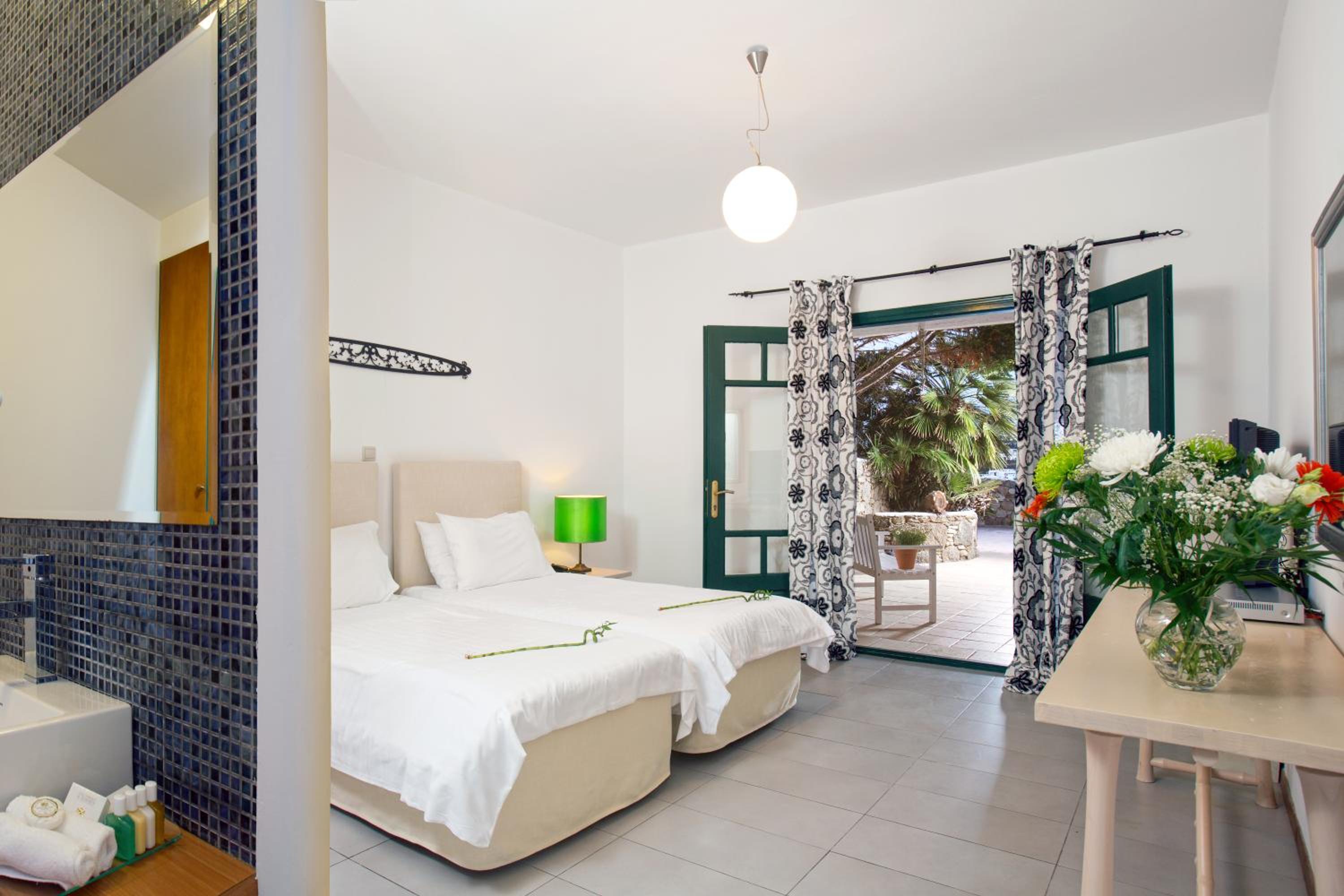 Classic Double Room with Island View - Photo 4