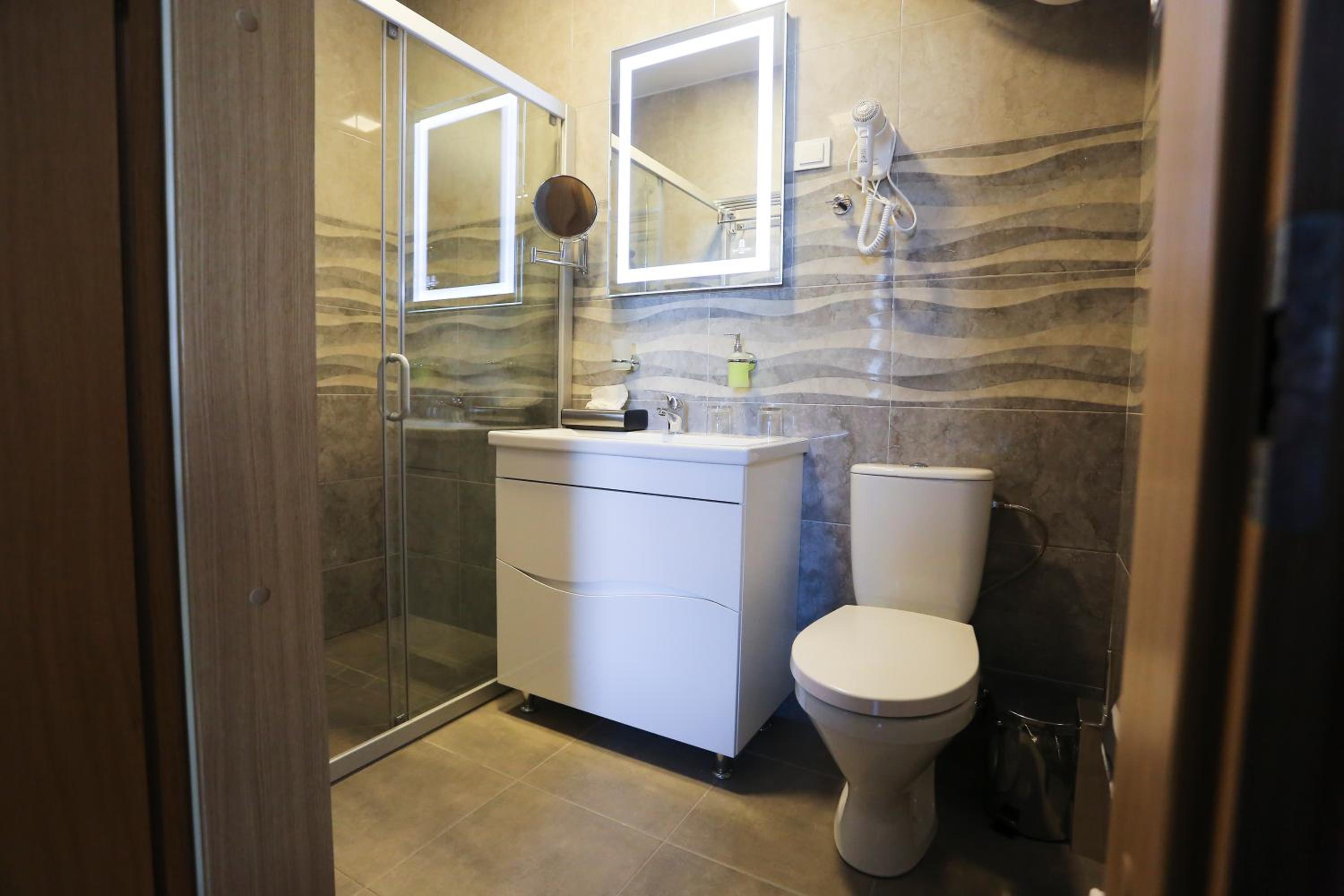 Double or Twin Room with Shower - Photo 3