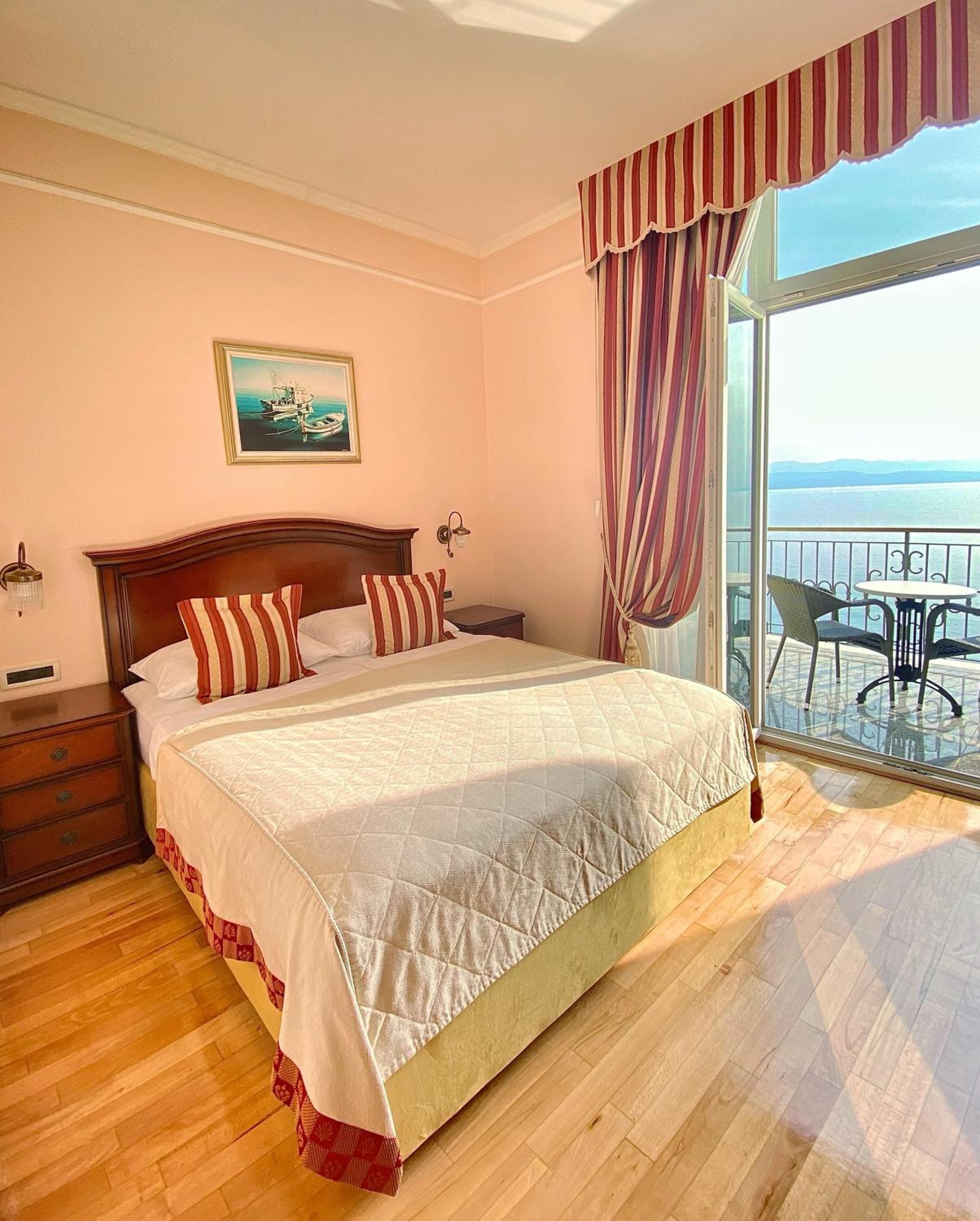 Double Room with Balcony and Sea View - Photo 1