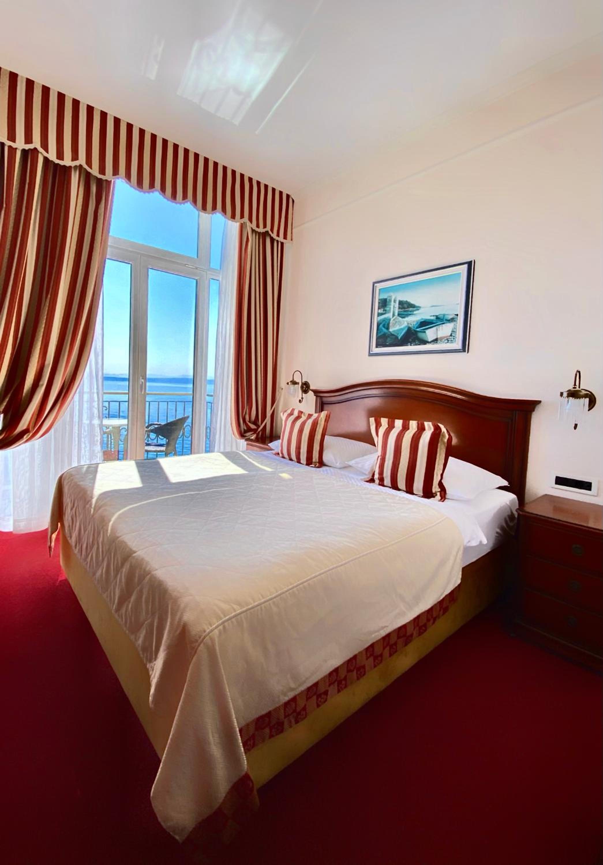 Double Room with Balcony and Sea View - Photo 2