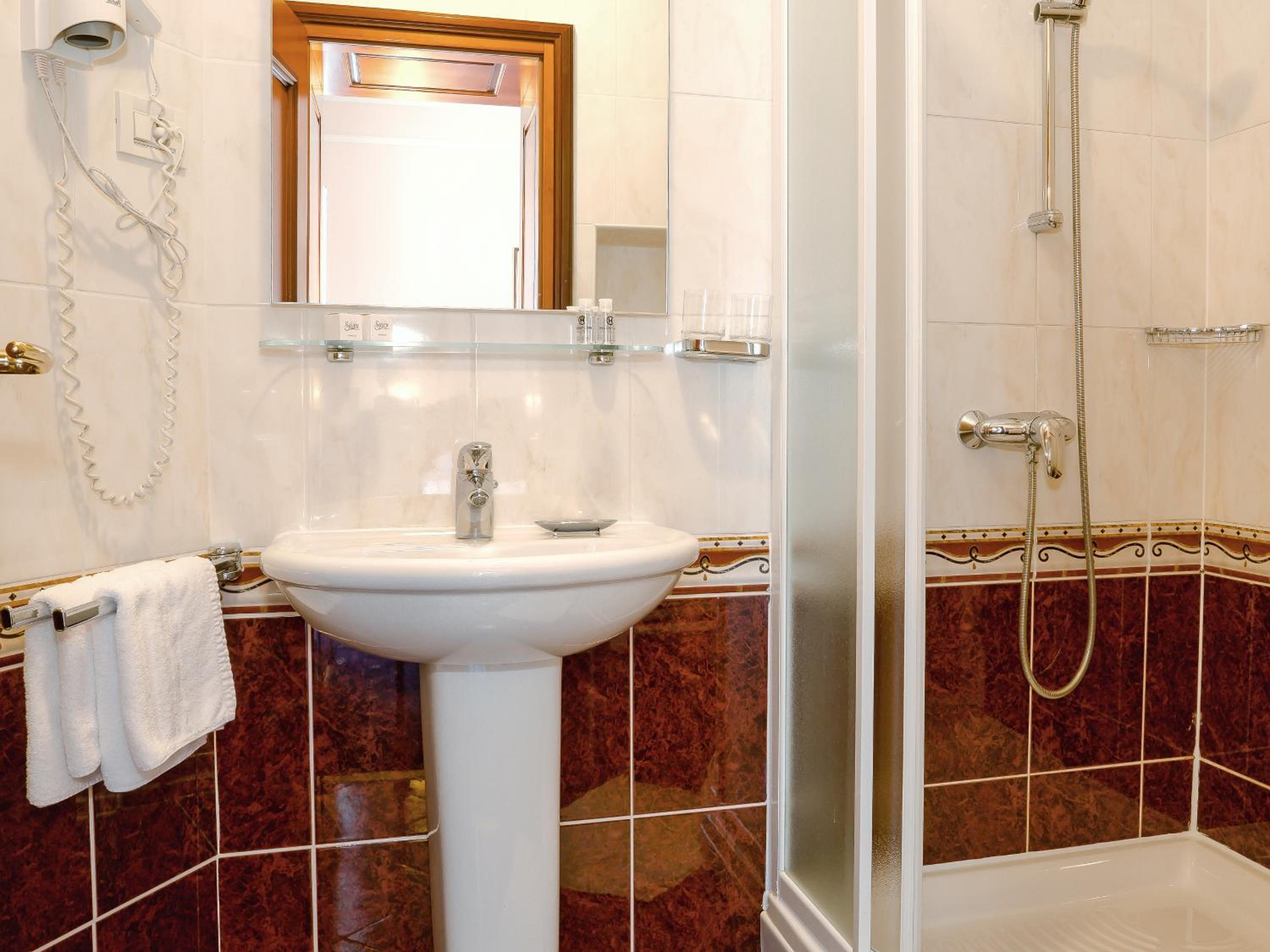 Double Room with Balcony and Sea View - Photo 5