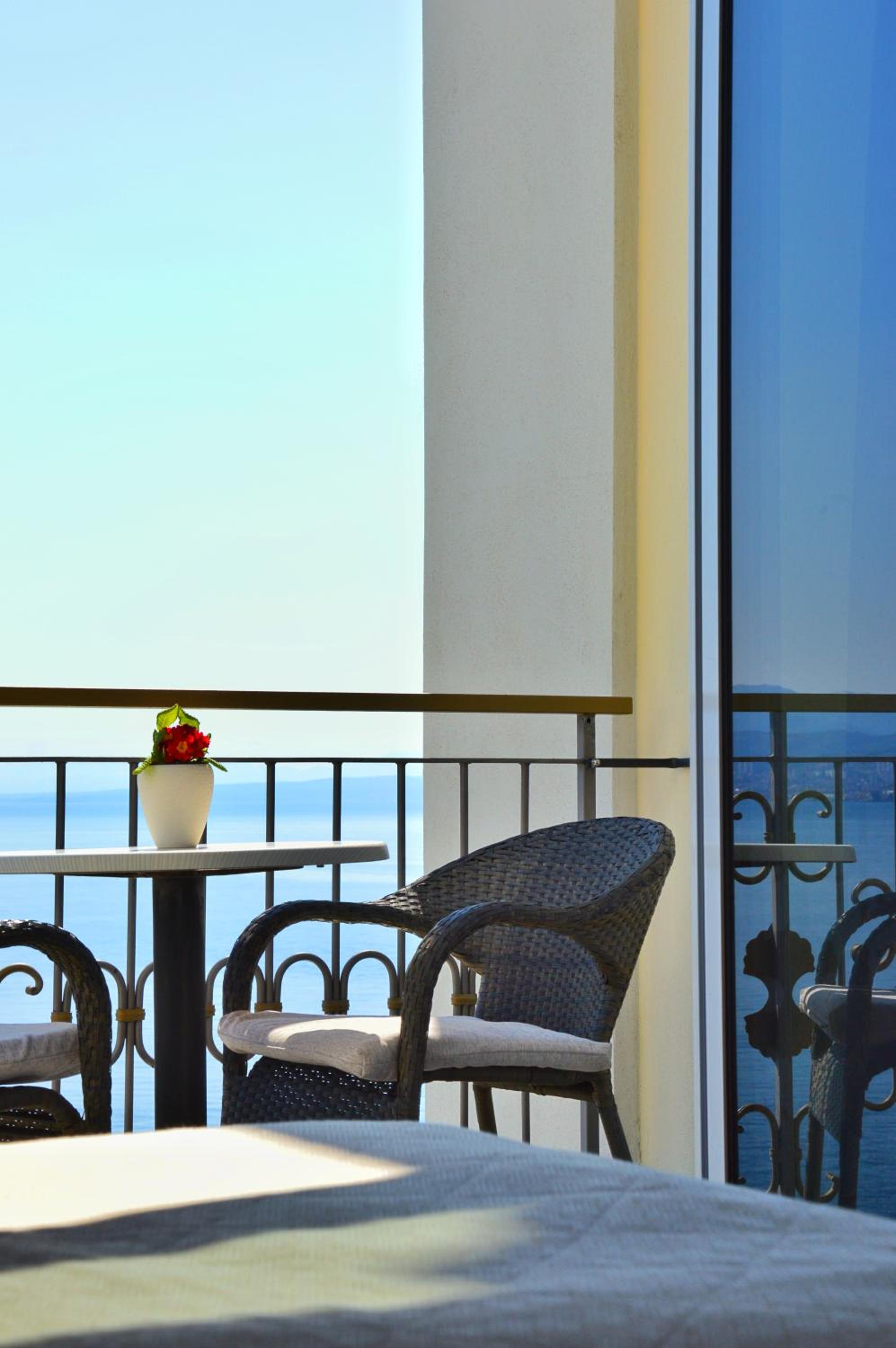 Double Room with Balcony and Sea View - Photo 3