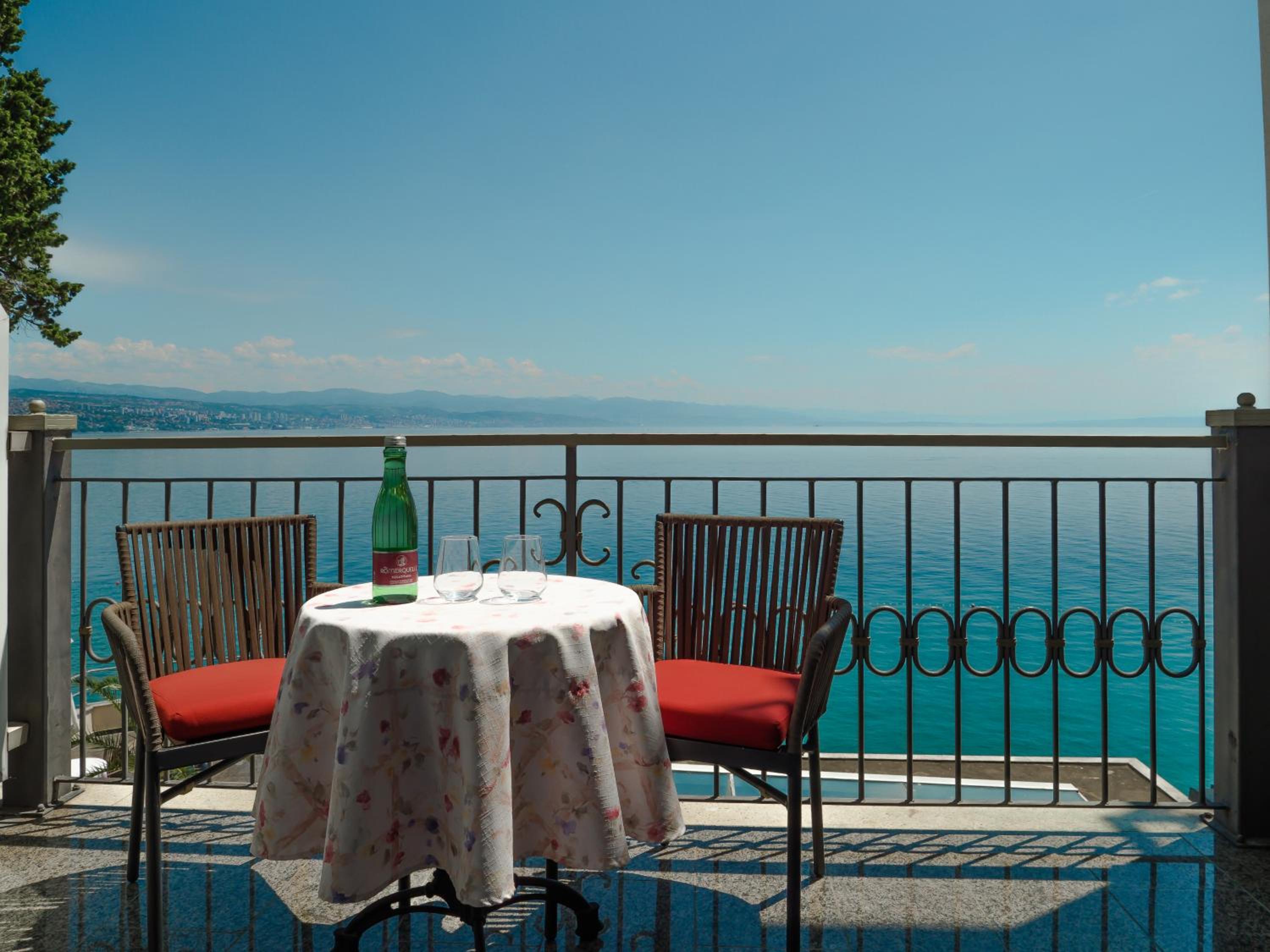 Double Room with Balcony and Sea View - Photo 4