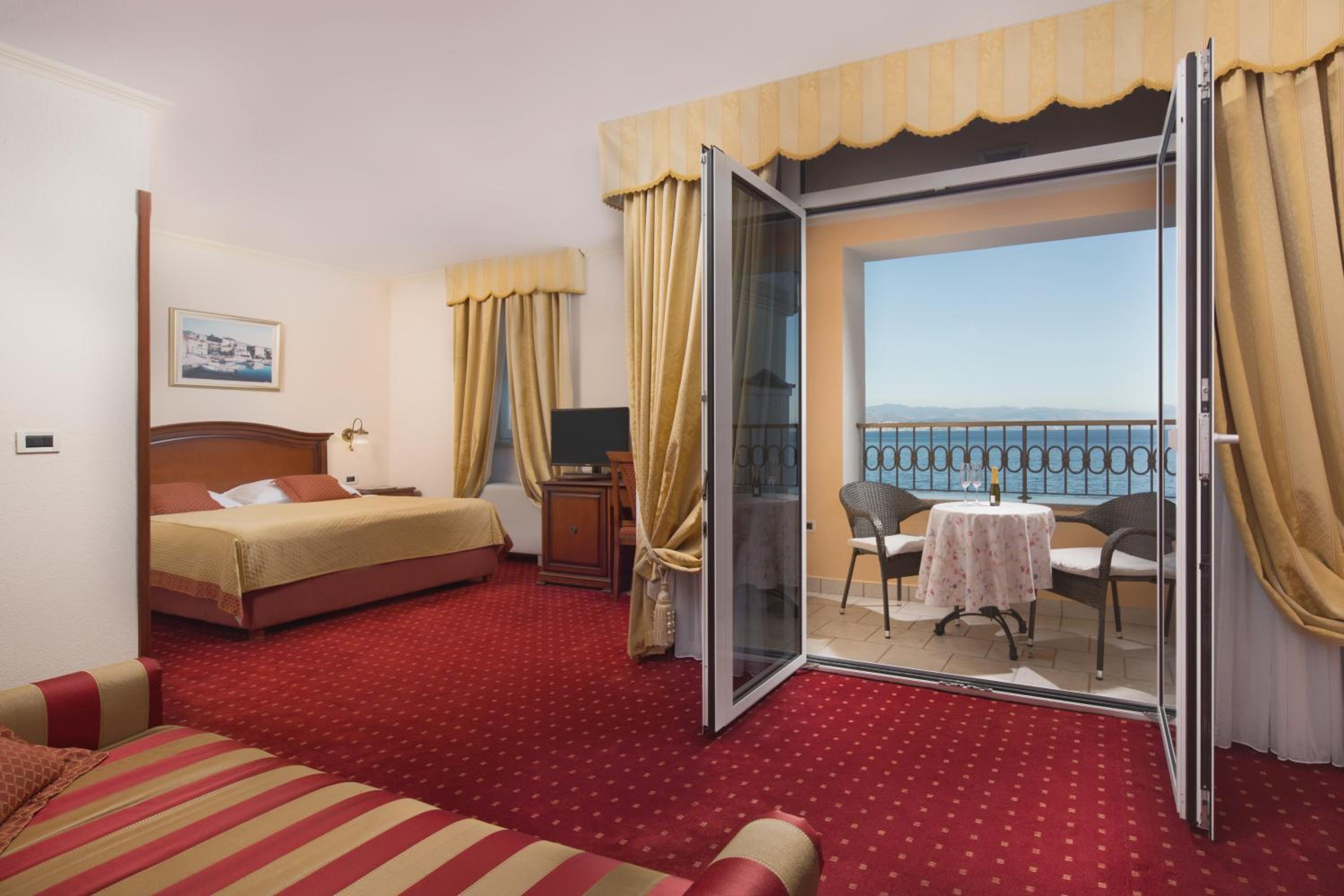 Superior Double Room with Balcony and Sea View - Photo 3