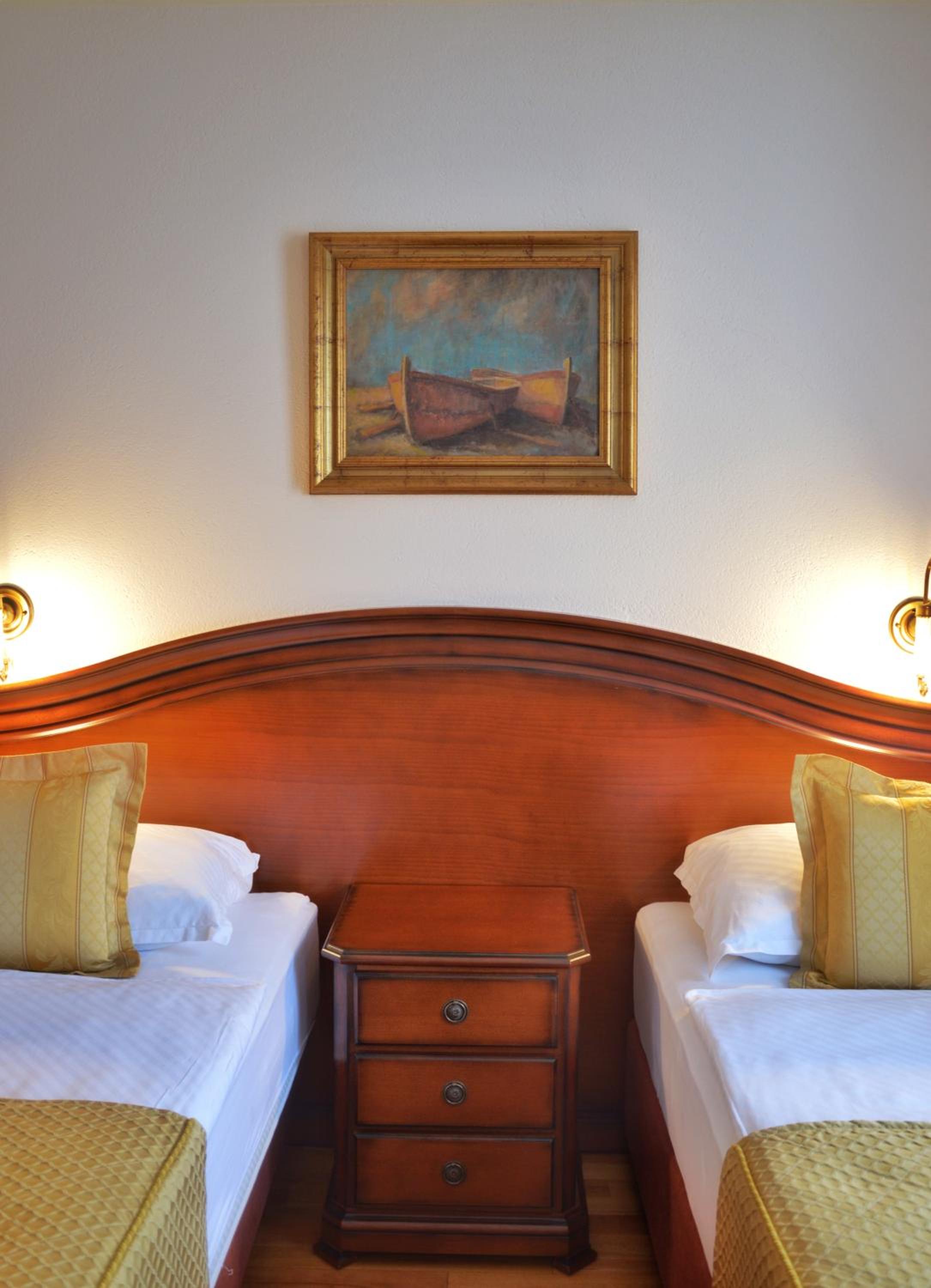 Standard Twin Room - Photo 1