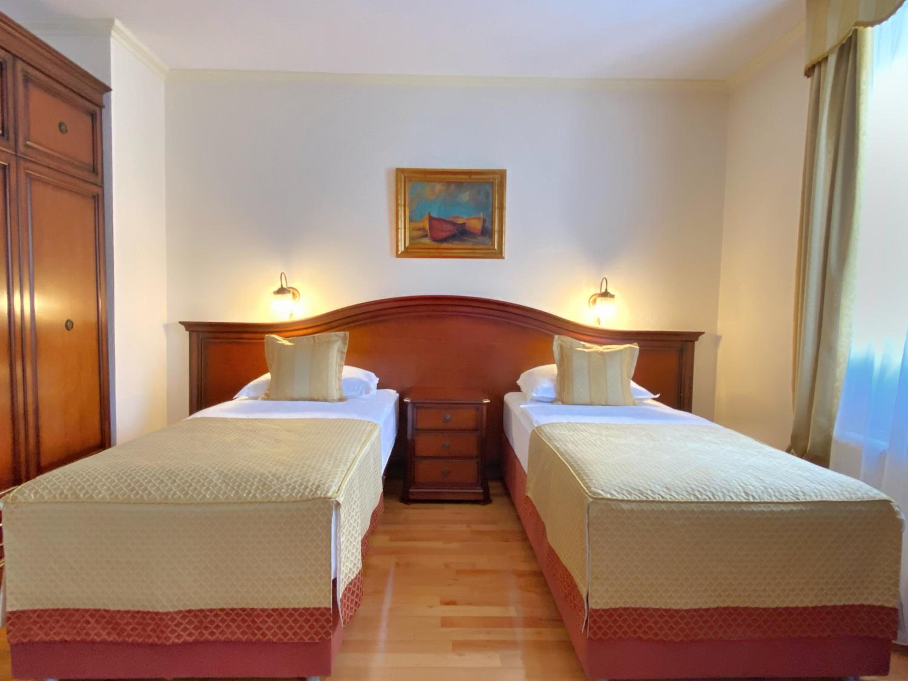 Standard Twin Room - Photo 7