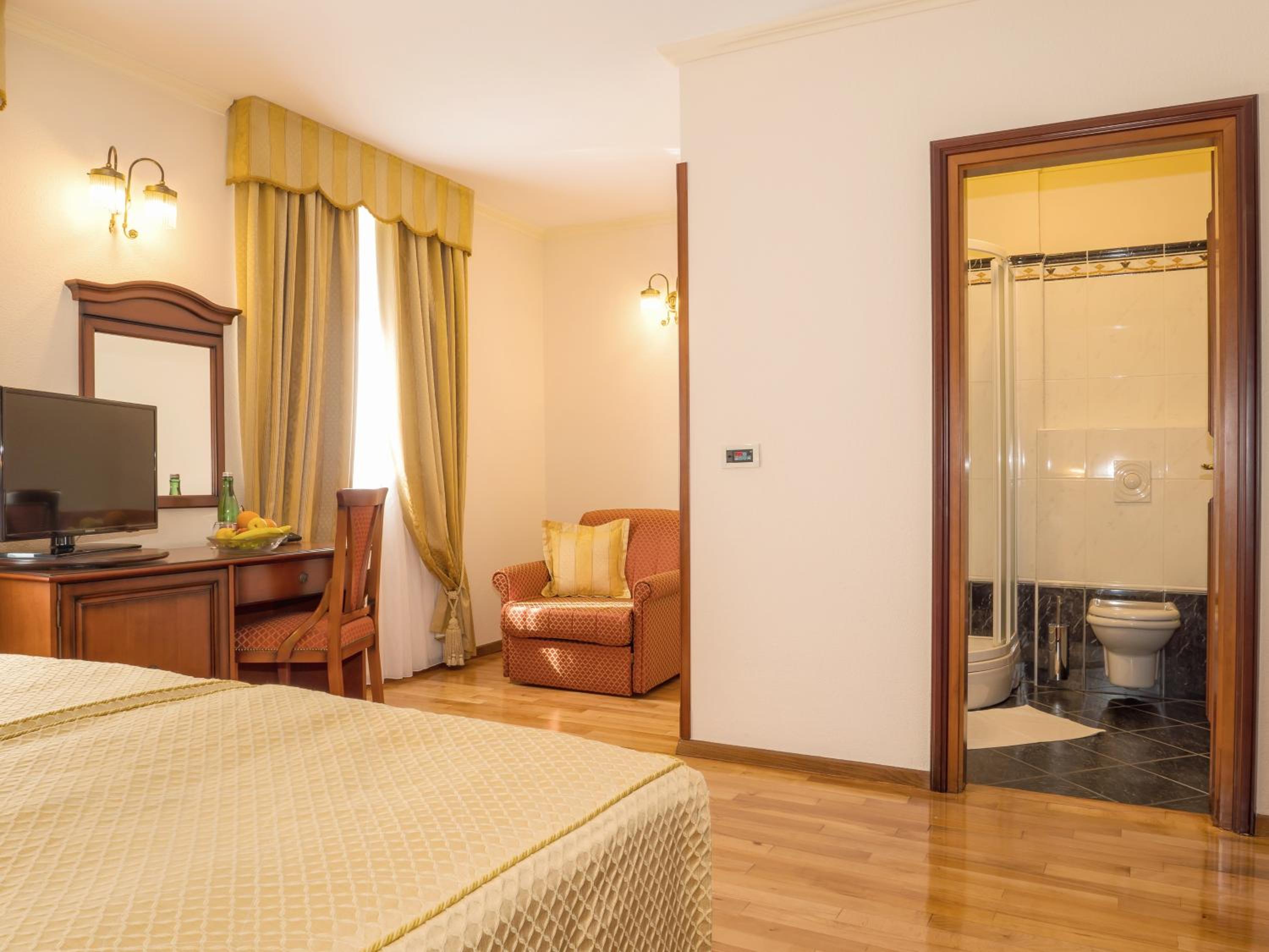 Standard Twin Room - Photo 2