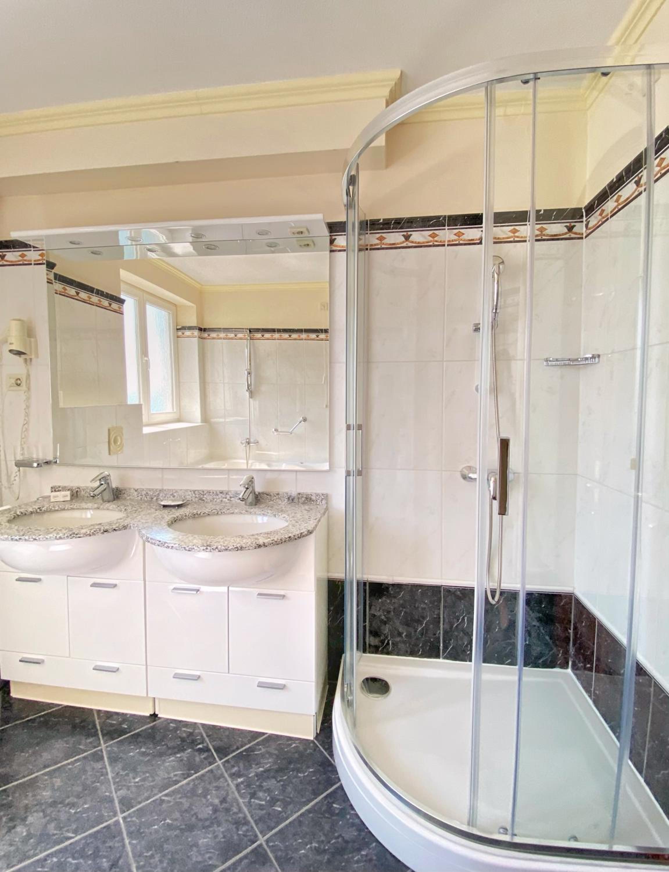 Executive Suite - Photo 2
