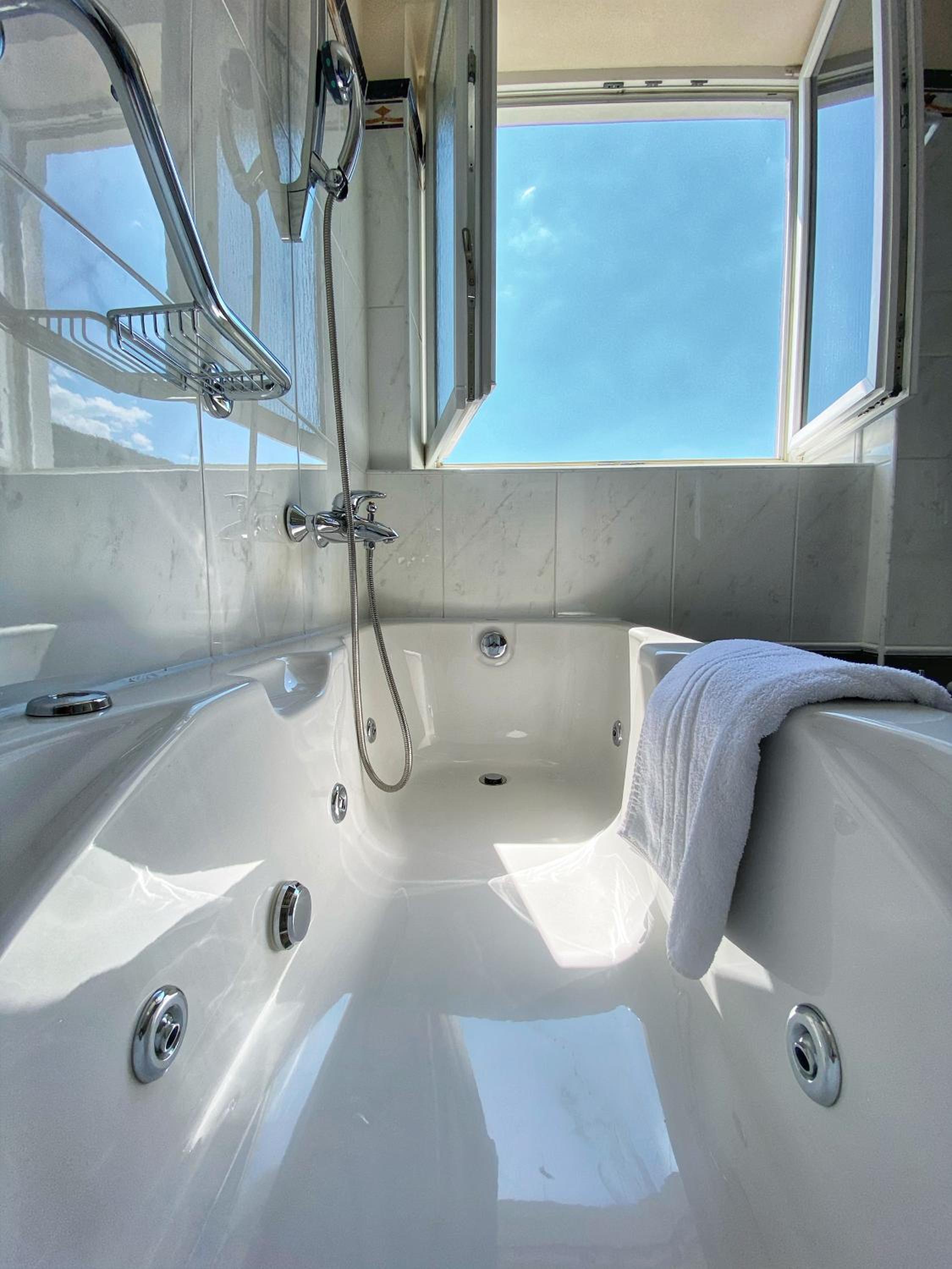 Executive Suite - Photo 5
