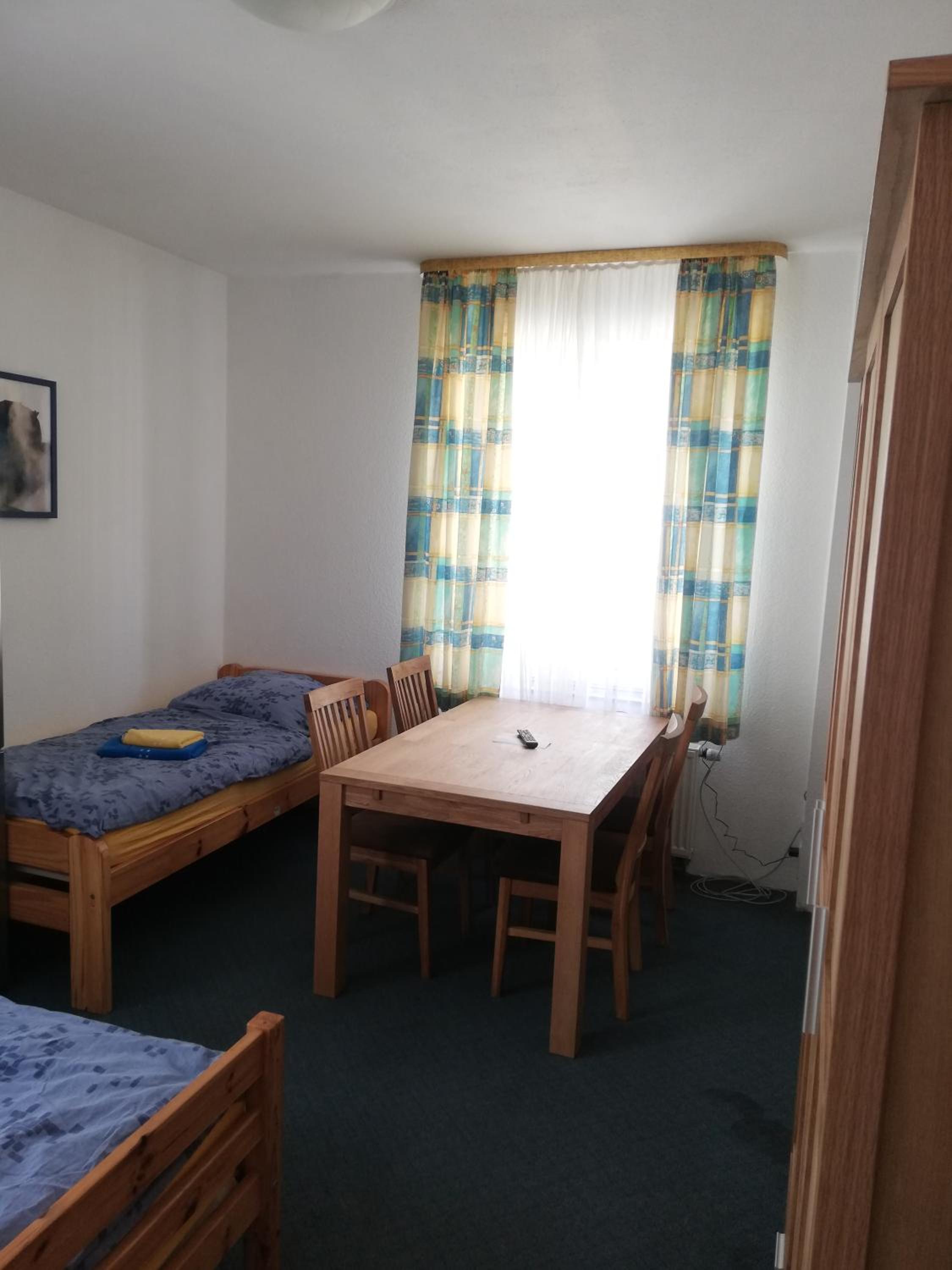Basic Triple Room with Shared Bathroom - Photo 3