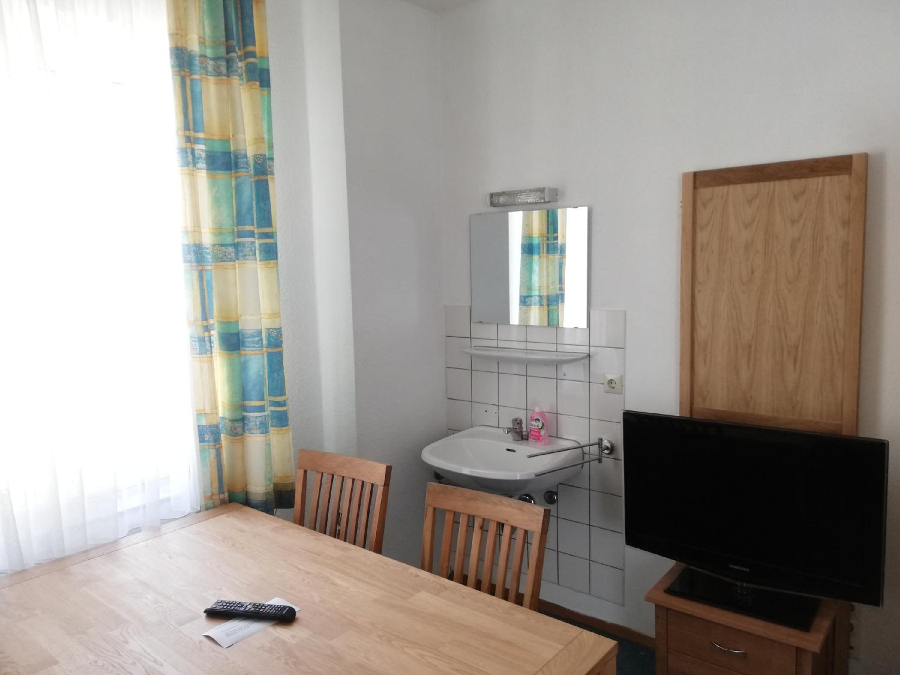 Basic Triple Room with Shared Bathroom - Photo 4