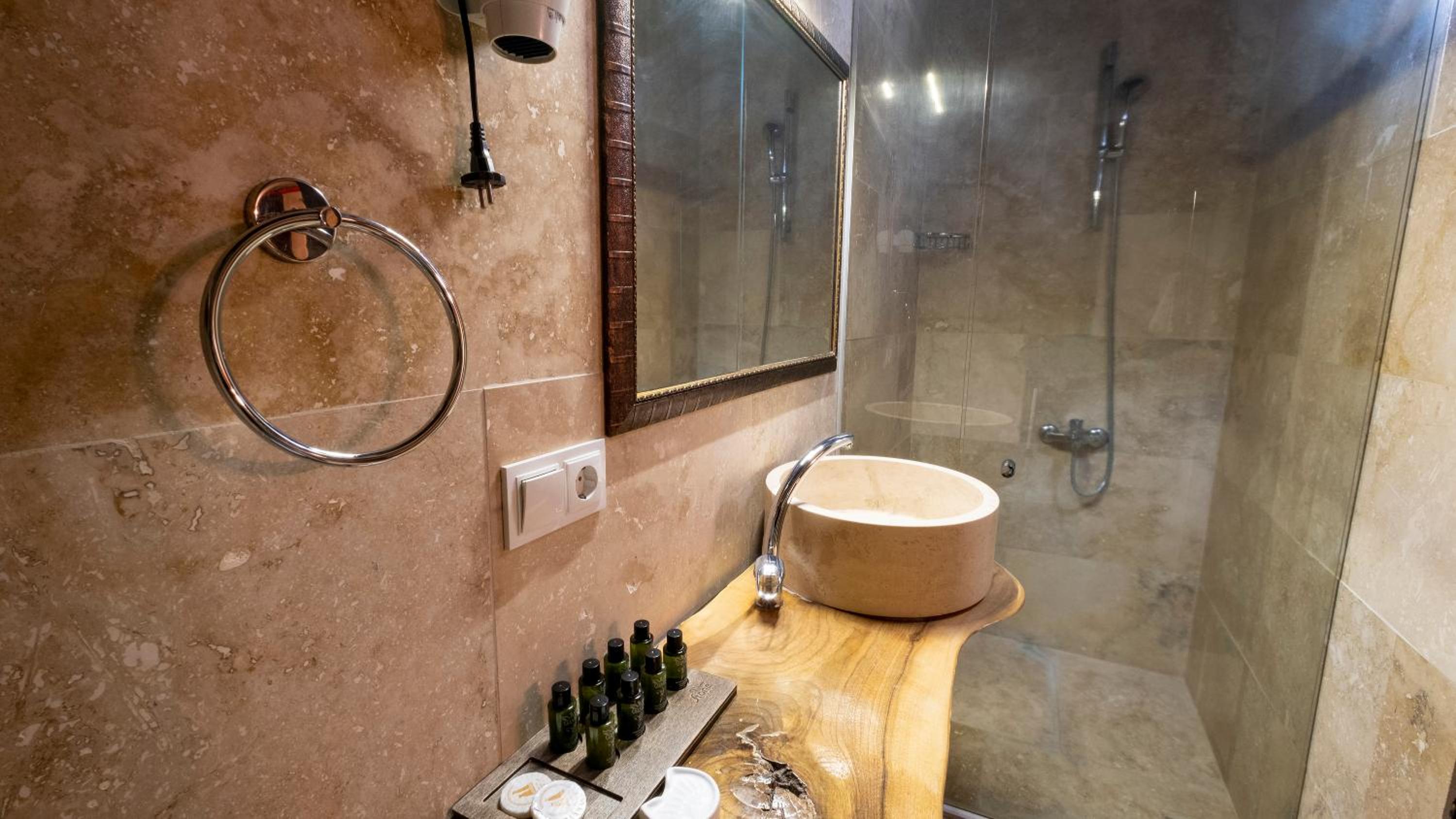 Standard Double or Twin Room - Photo 22