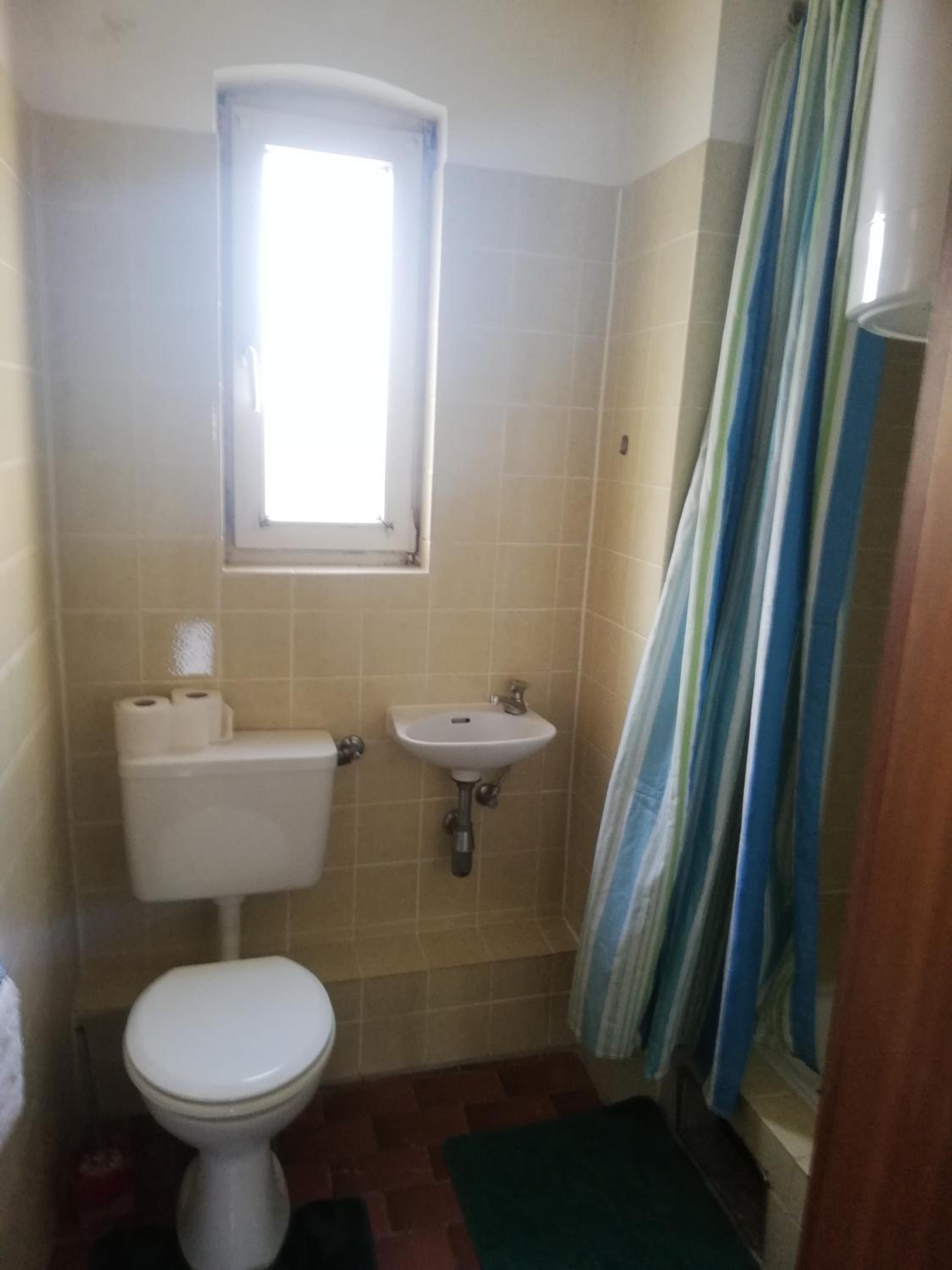Basic Triple Room with Shared Bathroom - Photo 5