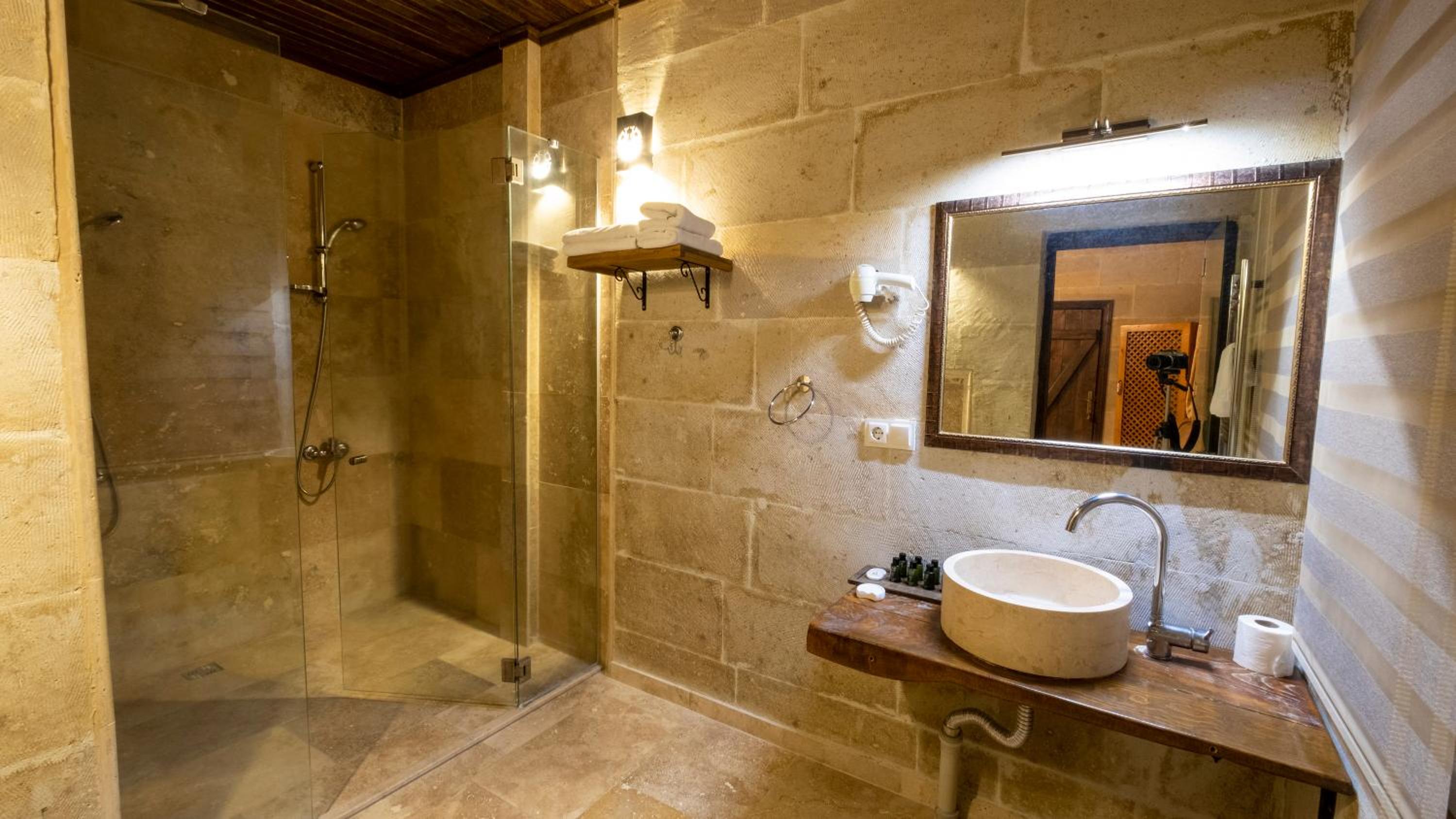Standard Double or Twin Room - Photo 12