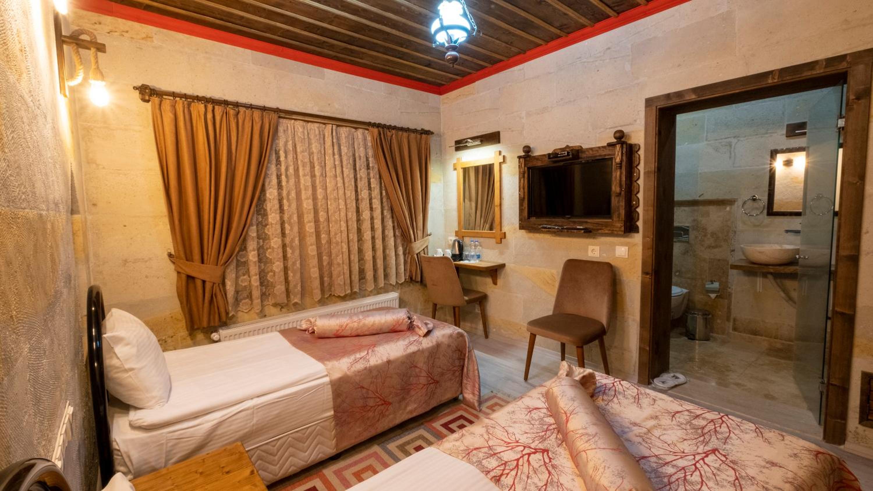 Standard Double or Twin Room - Photo 11