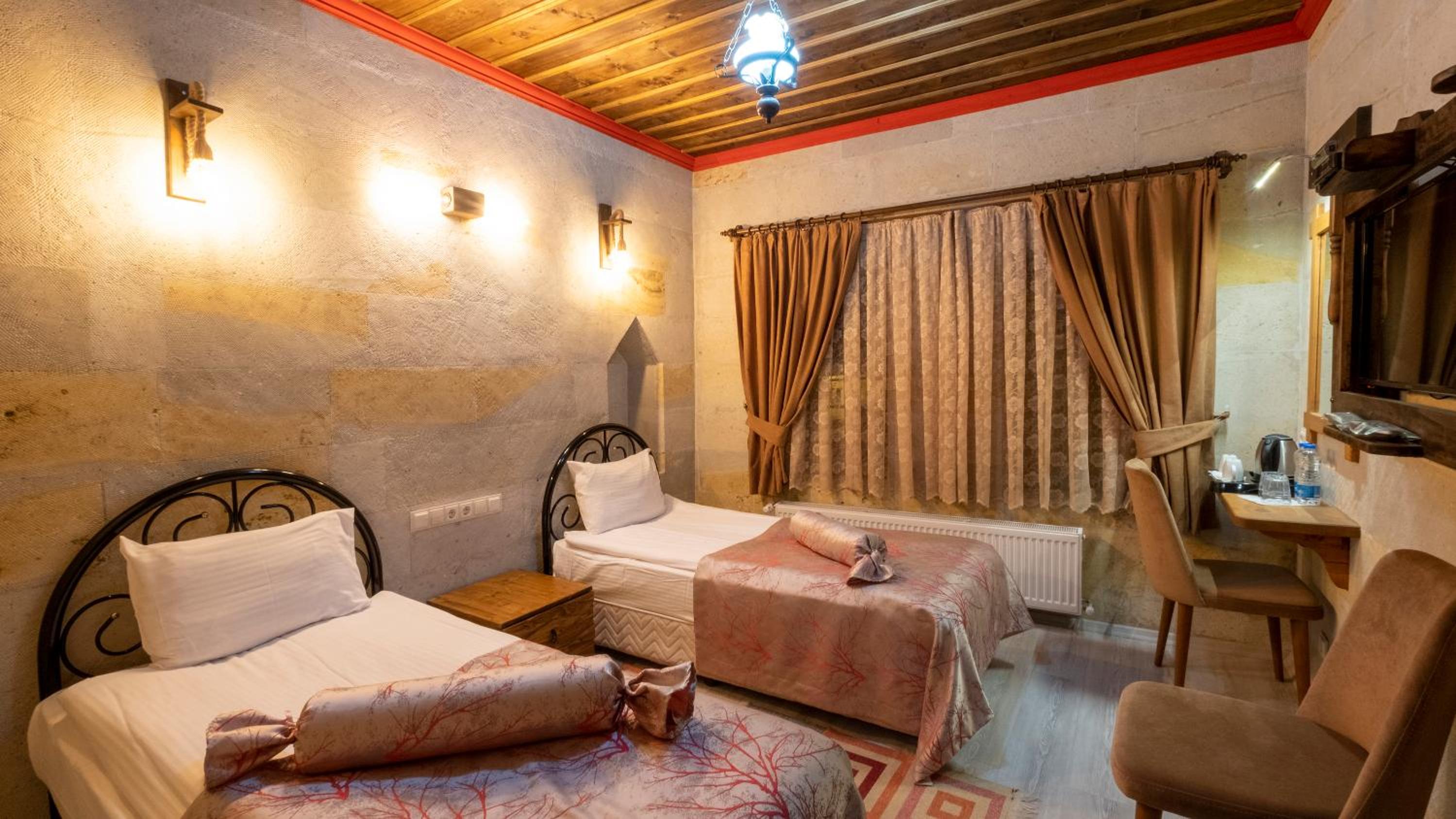 Standard Double or Twin Room - Photo 10