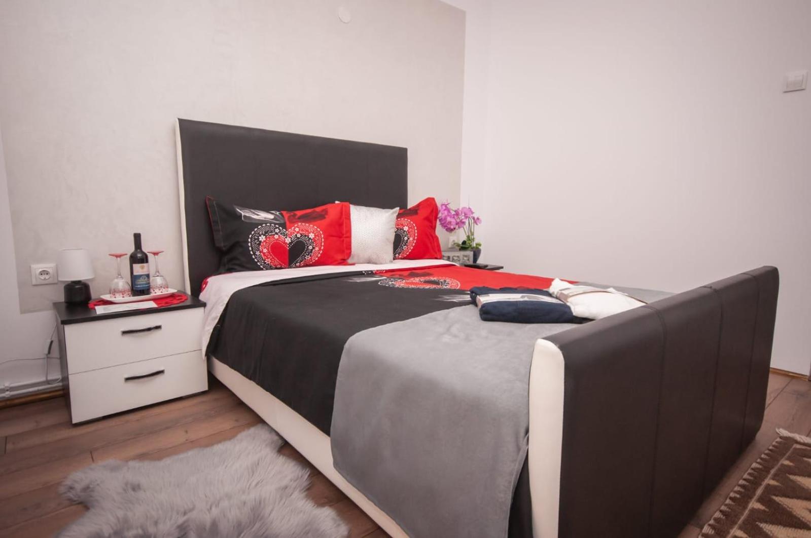 Double Room with Private Bathroom - Photo 14