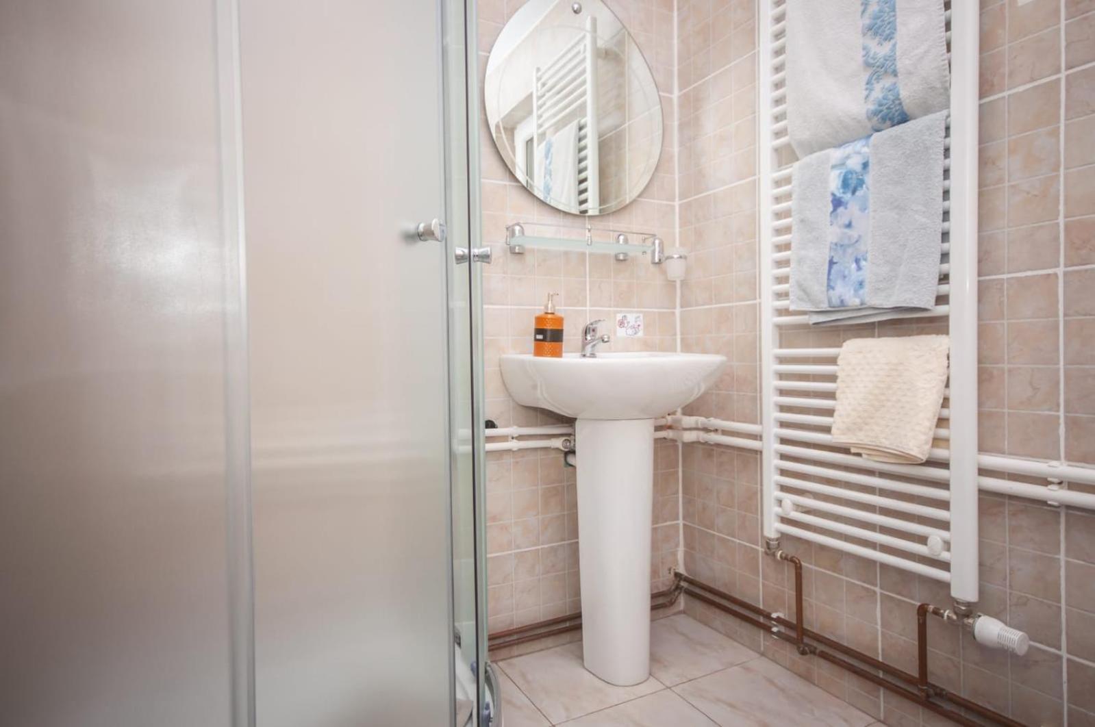 Double Room with Private Bathroom - Photo 16