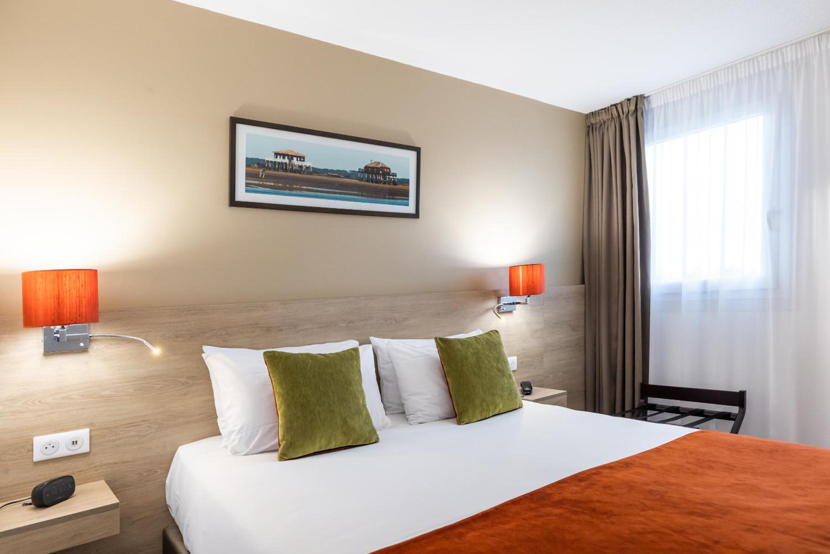 Family Queen Room with Two Single Beds - Photo 4