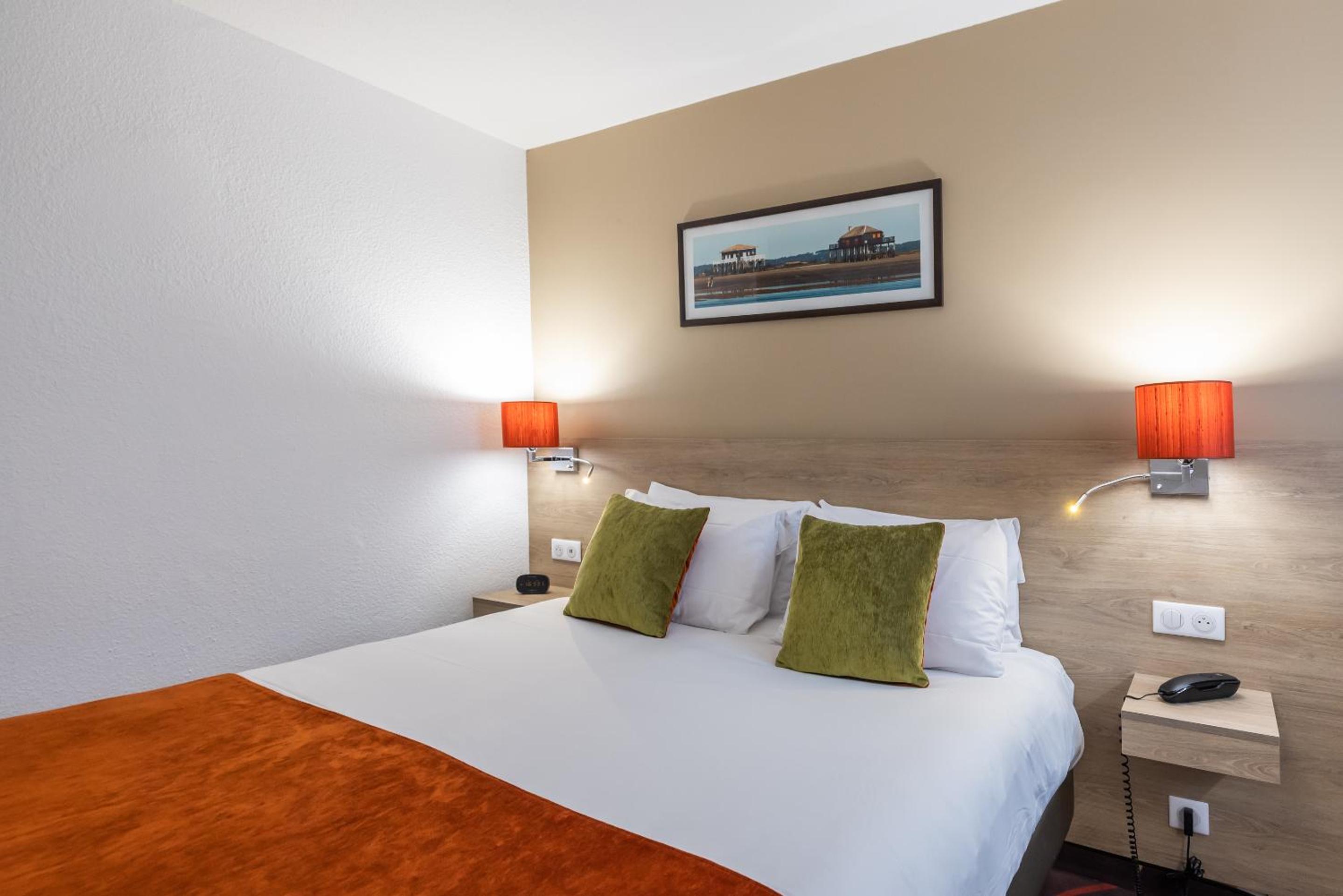 Family Queen Room with Two Single Beds - Photo 6