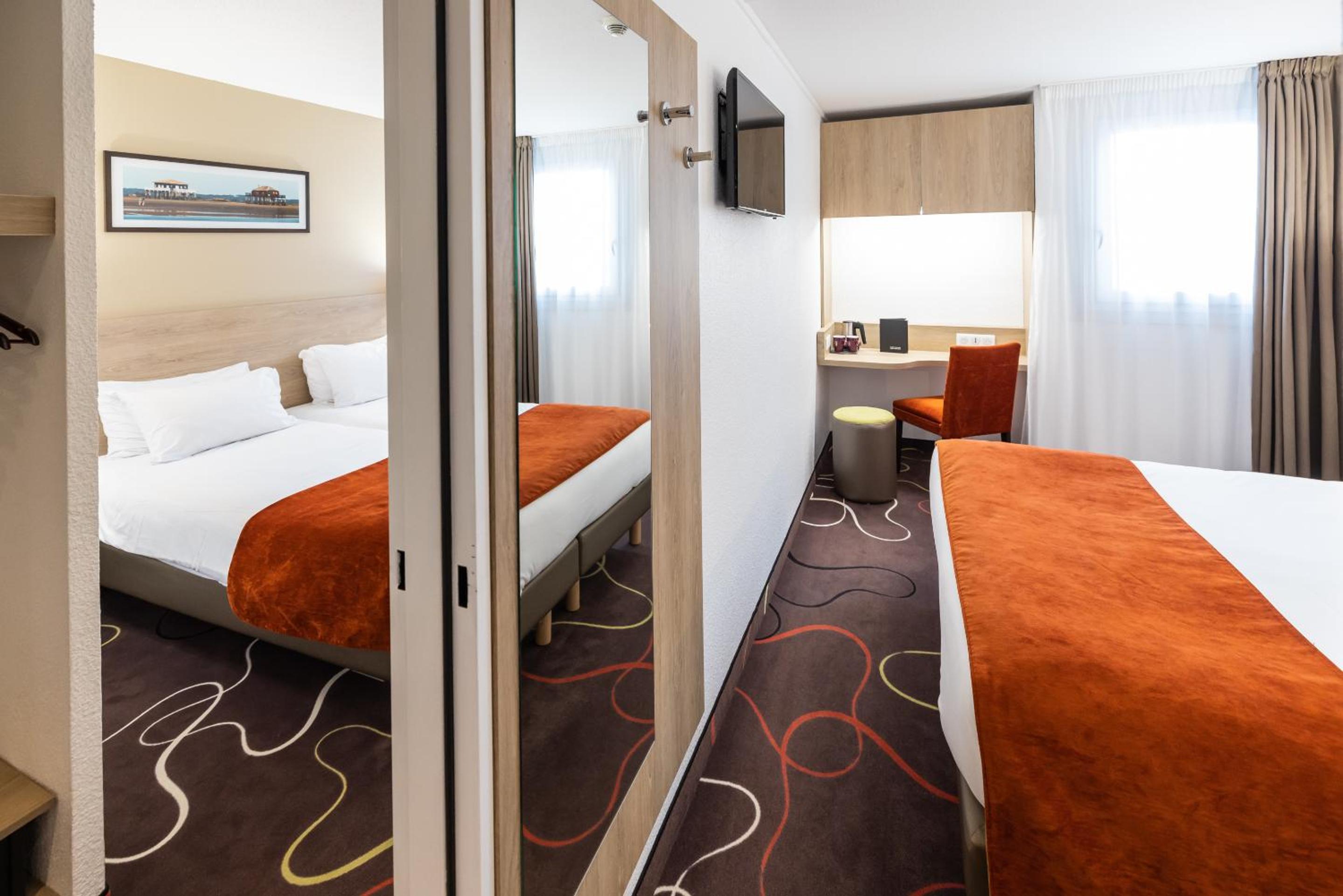 Family Queen Room with Two Single Beds - Photo 5