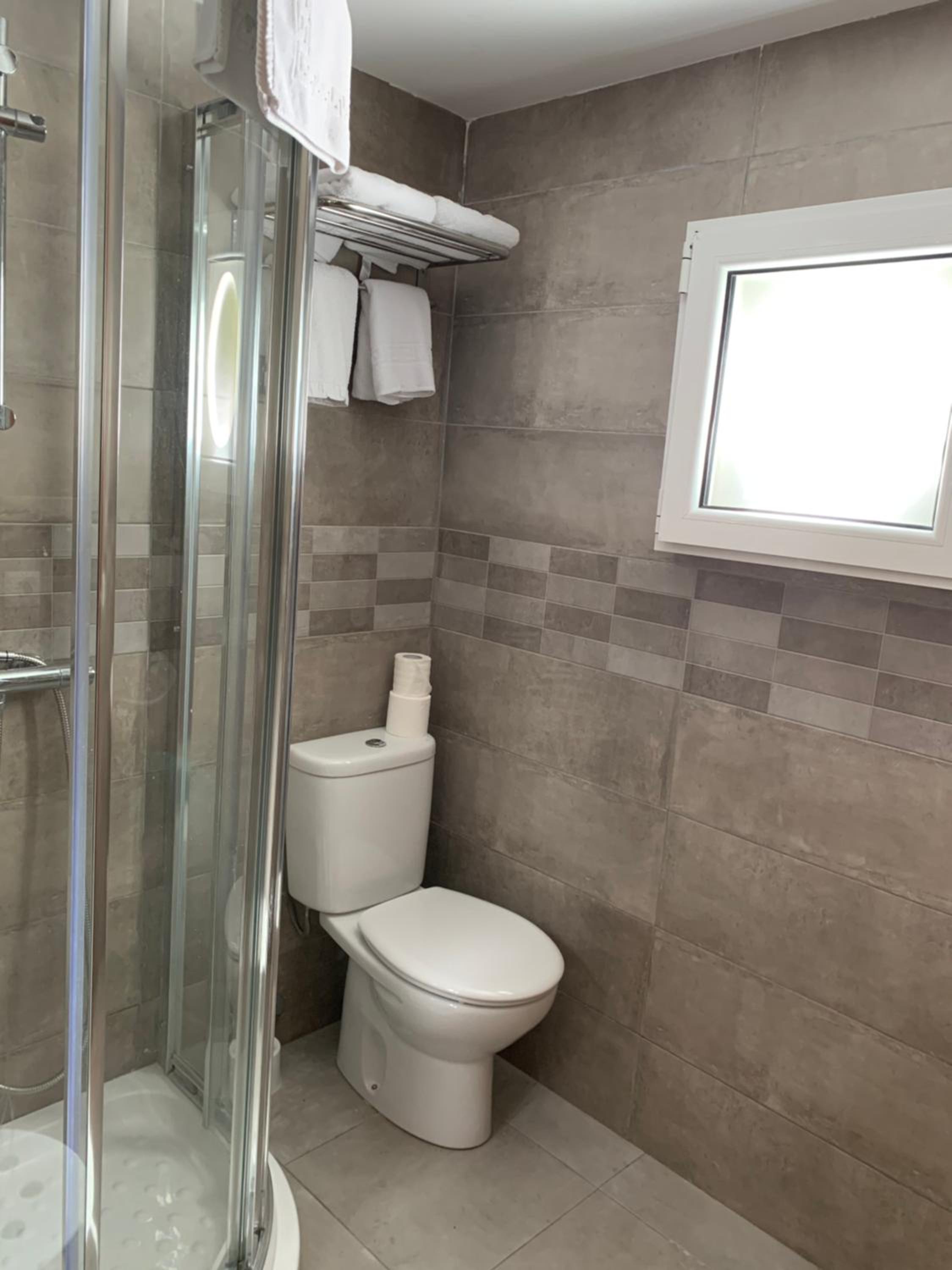 Double Room - Photo 6
