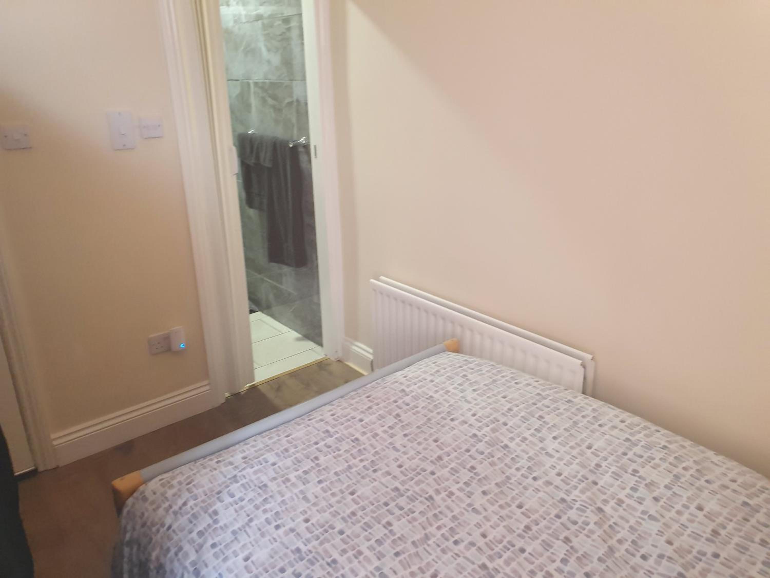 Budget Double Room with Shower photo 1