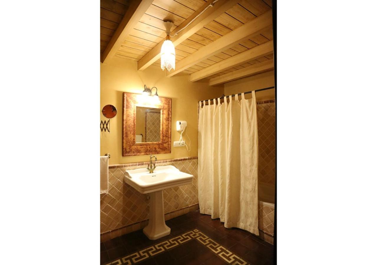 Deluxe Double Room with Bath - Photo 22