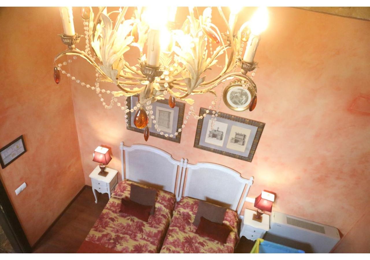 Deluxe Double Room with Bath - Photo 17