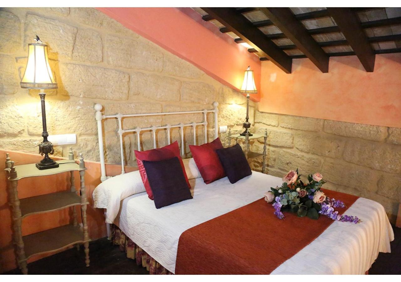 Deluxe Double Room with Bath - Photo 25