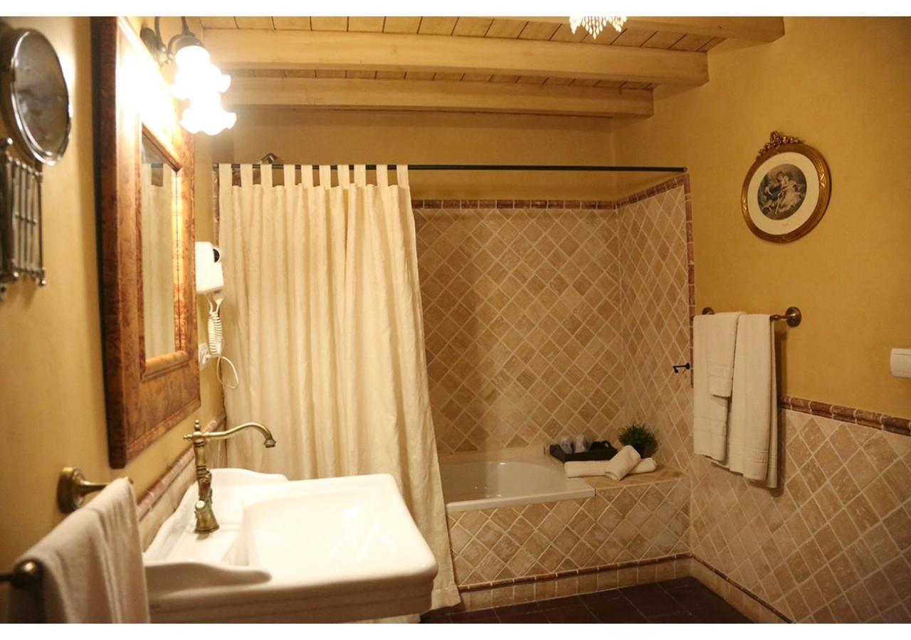Deluxe Double Room with Bath - Photo 31