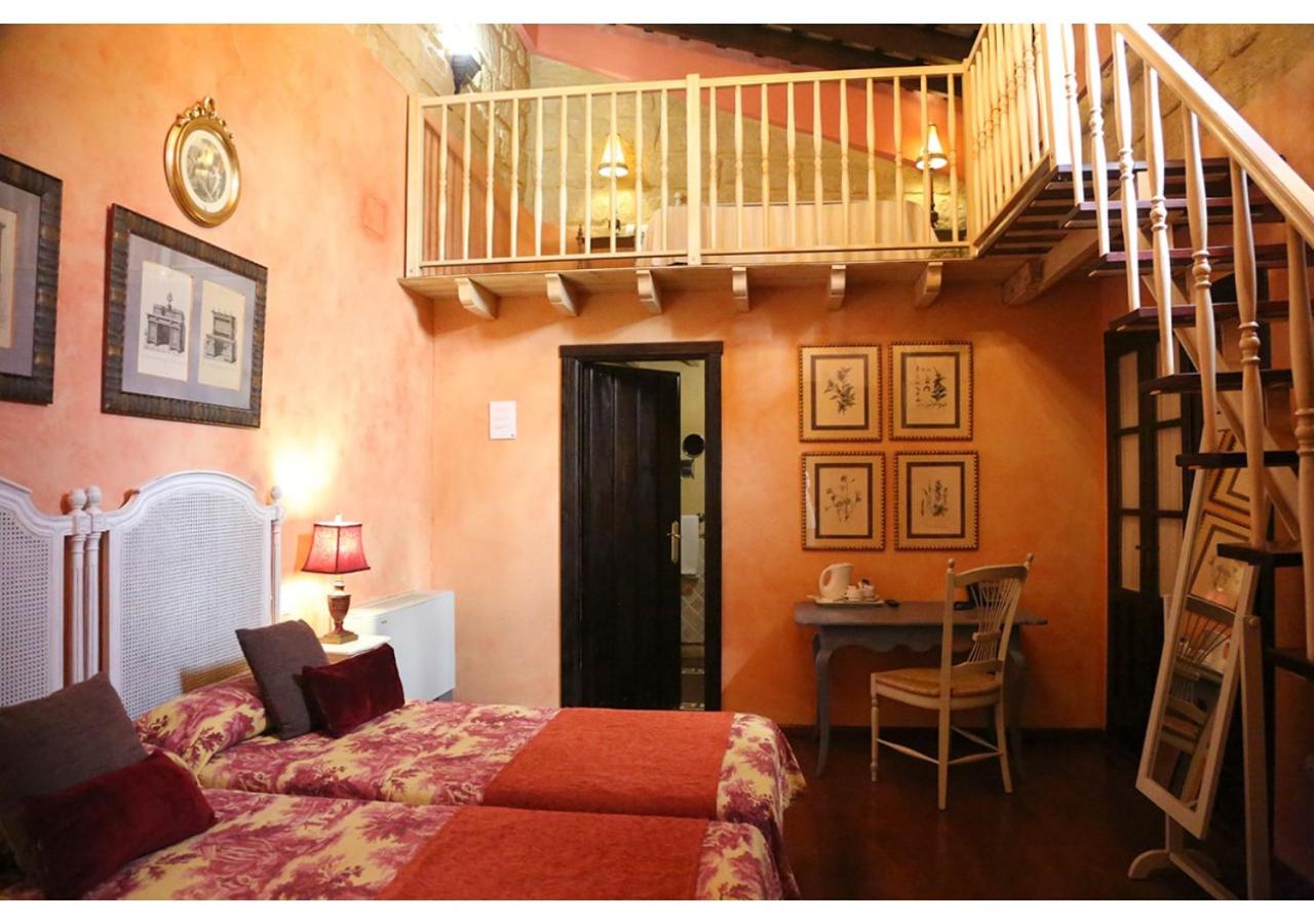 Deluxe Double Room with Bath - Photo 11