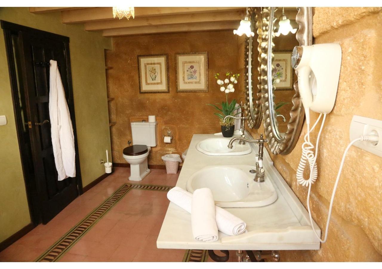Deluxe Double Room with Bath - Photo 28