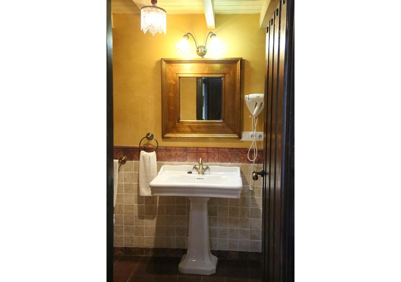 Deluxe Double Room with Bath - Photo 10