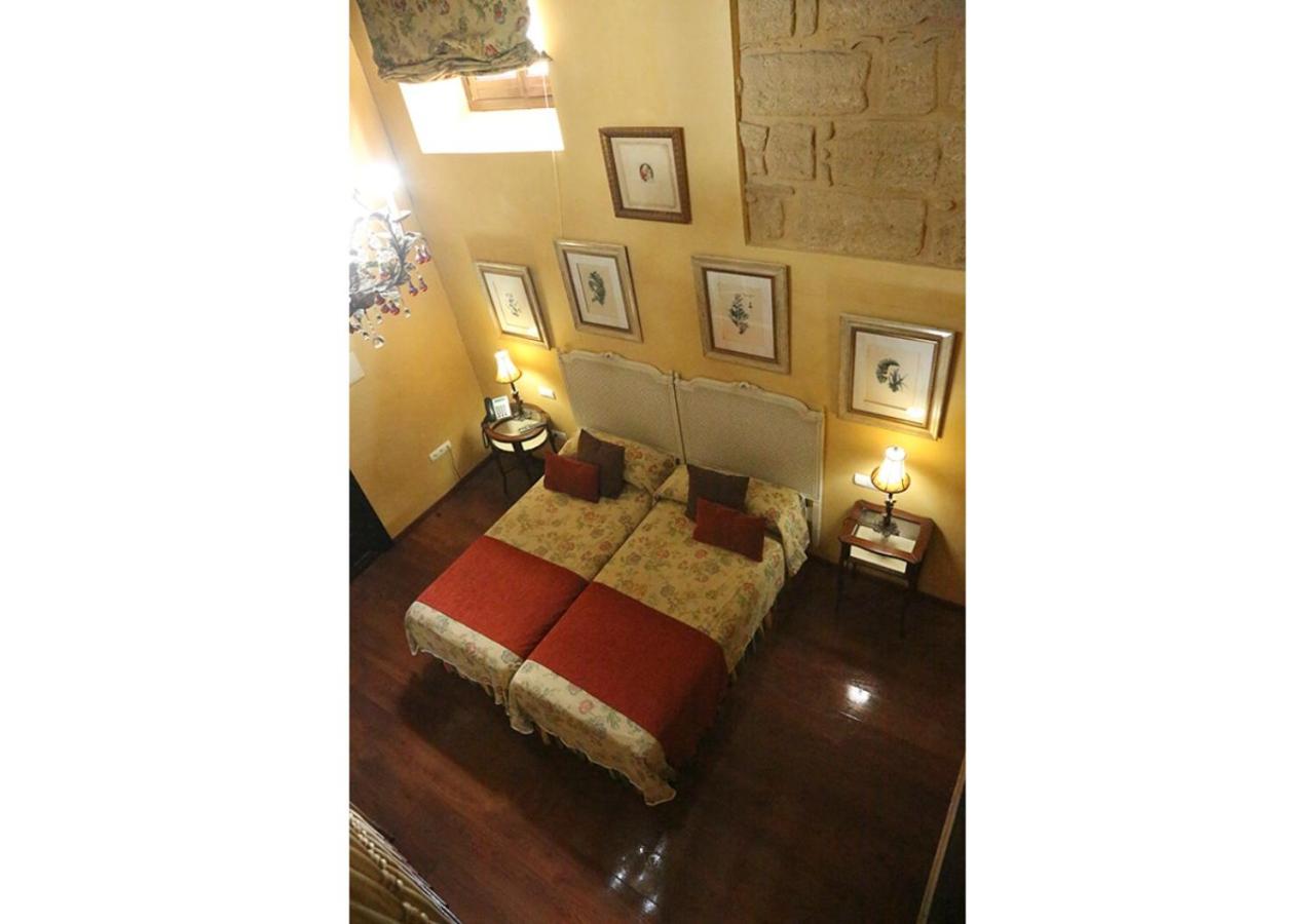 Deluxe Double Room with Bath - Photo 12