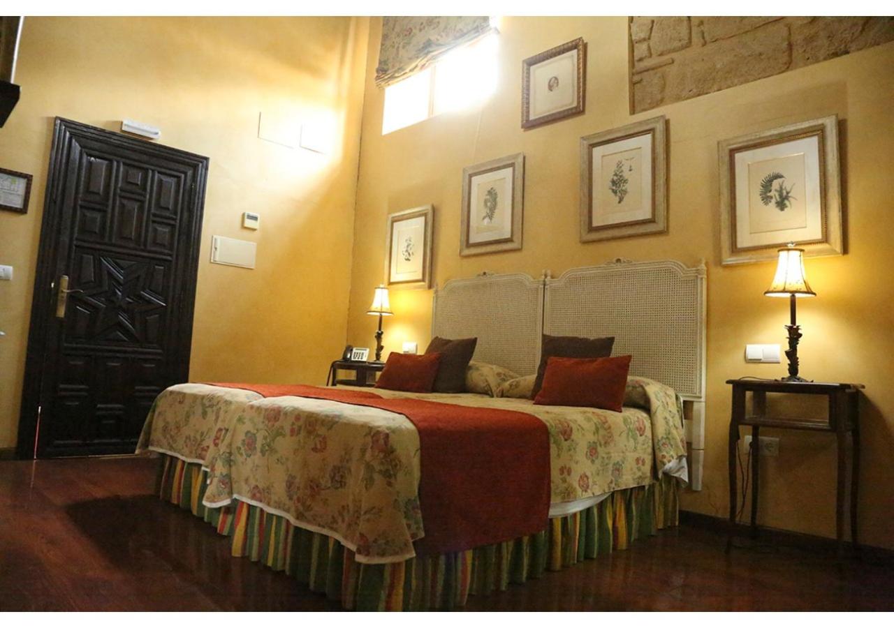 Deluxe Double Room with Bath - Photo 9