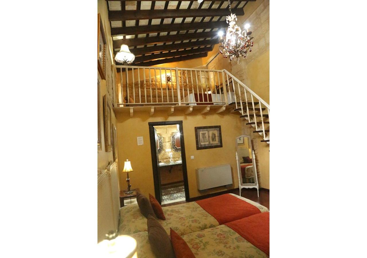 Deluxe Double Room with Bath - Photo 20