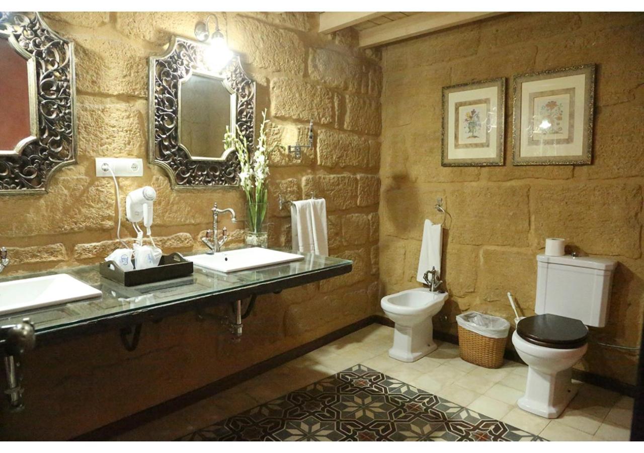 Deluxe Double Room with Bath - Photo 8