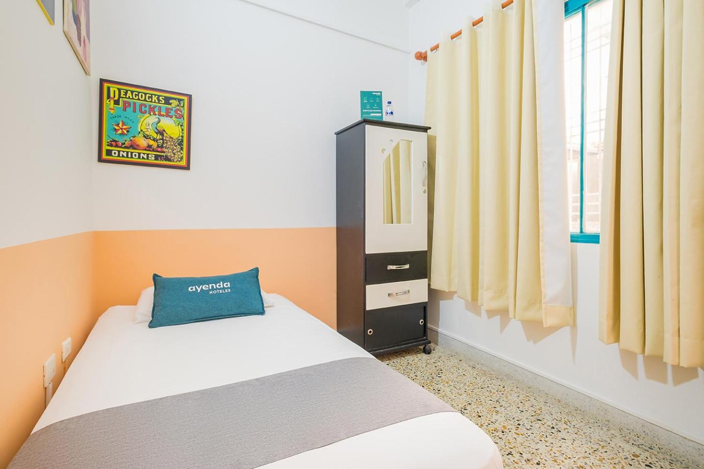 Single Room with Shared Bathroom photo 2