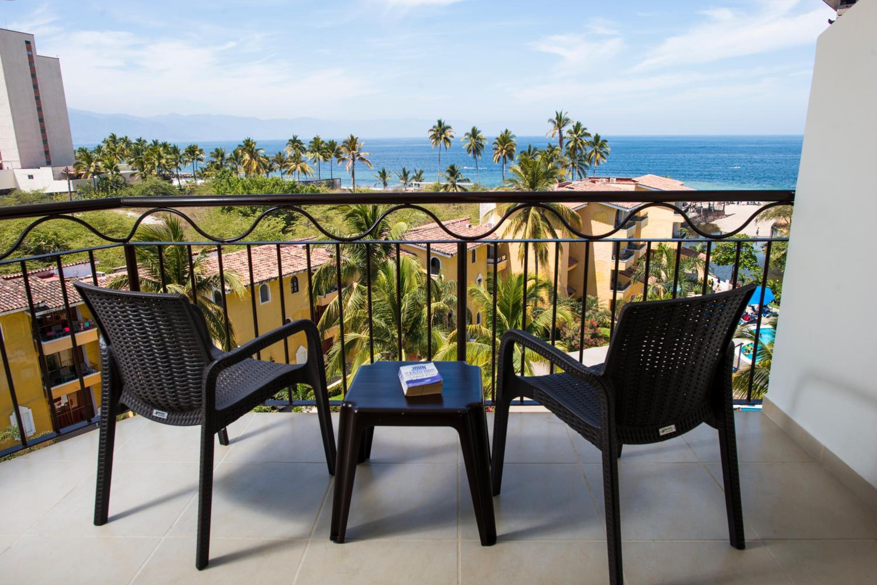 Deluxe Double Room with Balcony - Photo 6