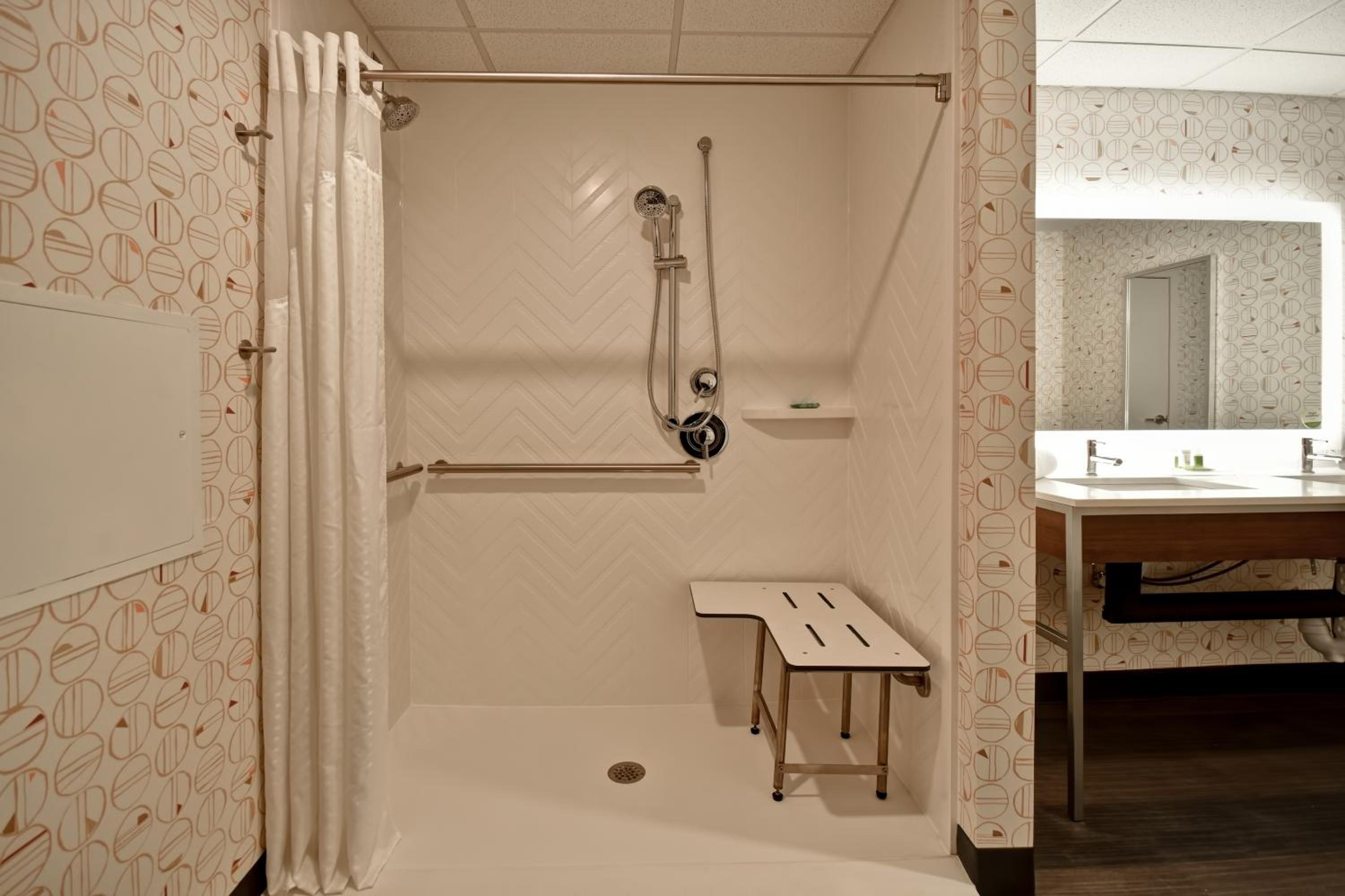 Suite - Mobility Access Roll in Shower/Non-Smoking photo 2