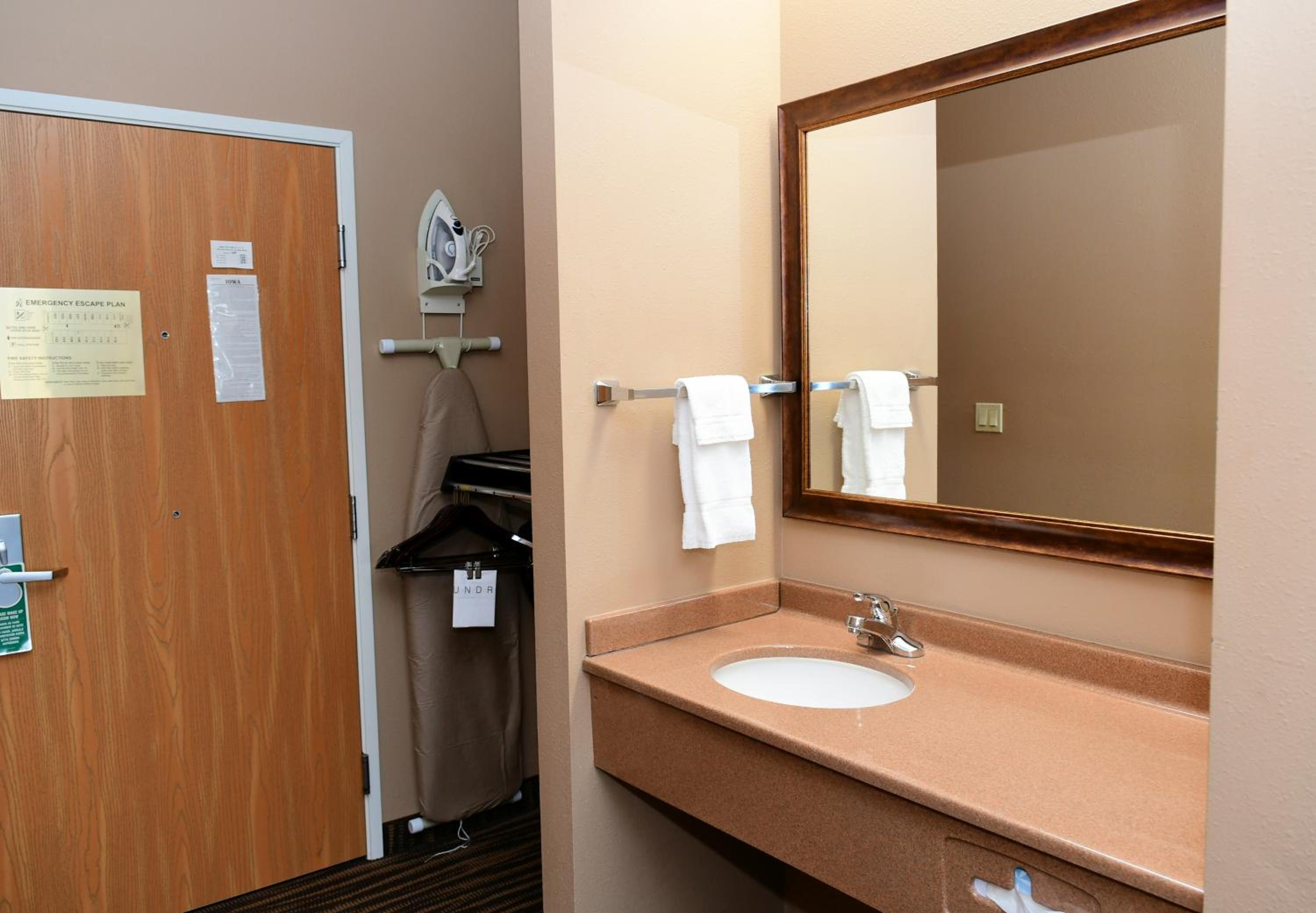 King Room with Roll-In Shower - Disability Access photo 2
