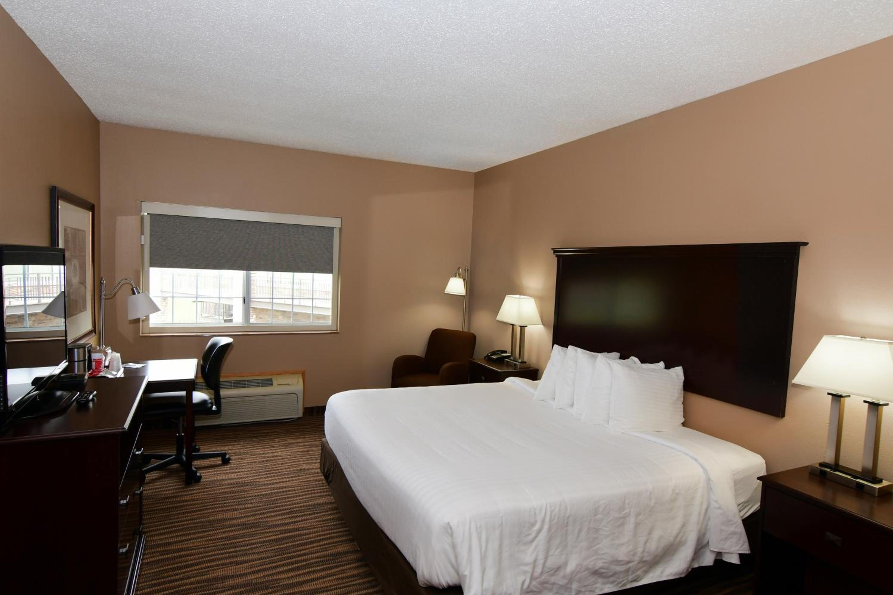 King Room with Roll-In Shower - Disability Access photo 1