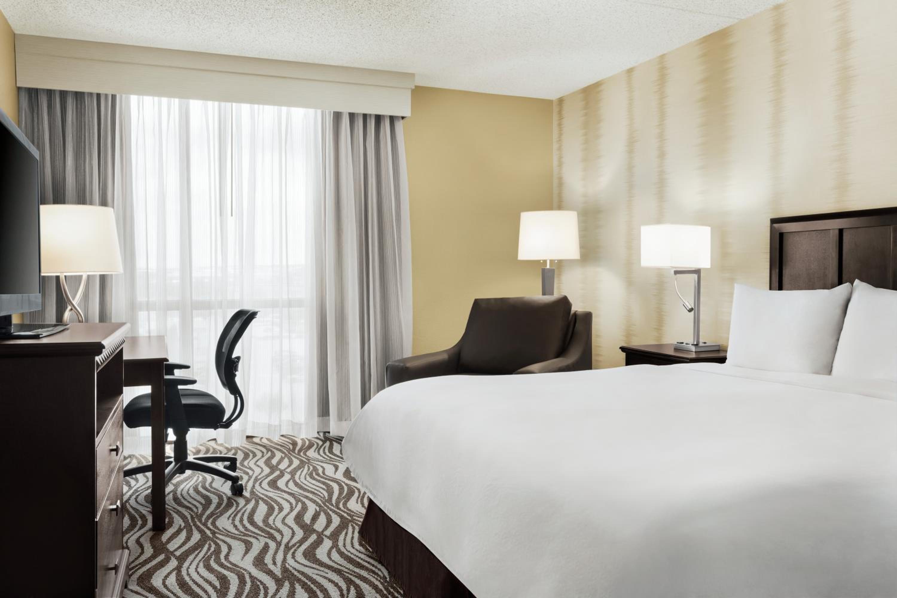 King Room - Non-Smoking - Photo 5