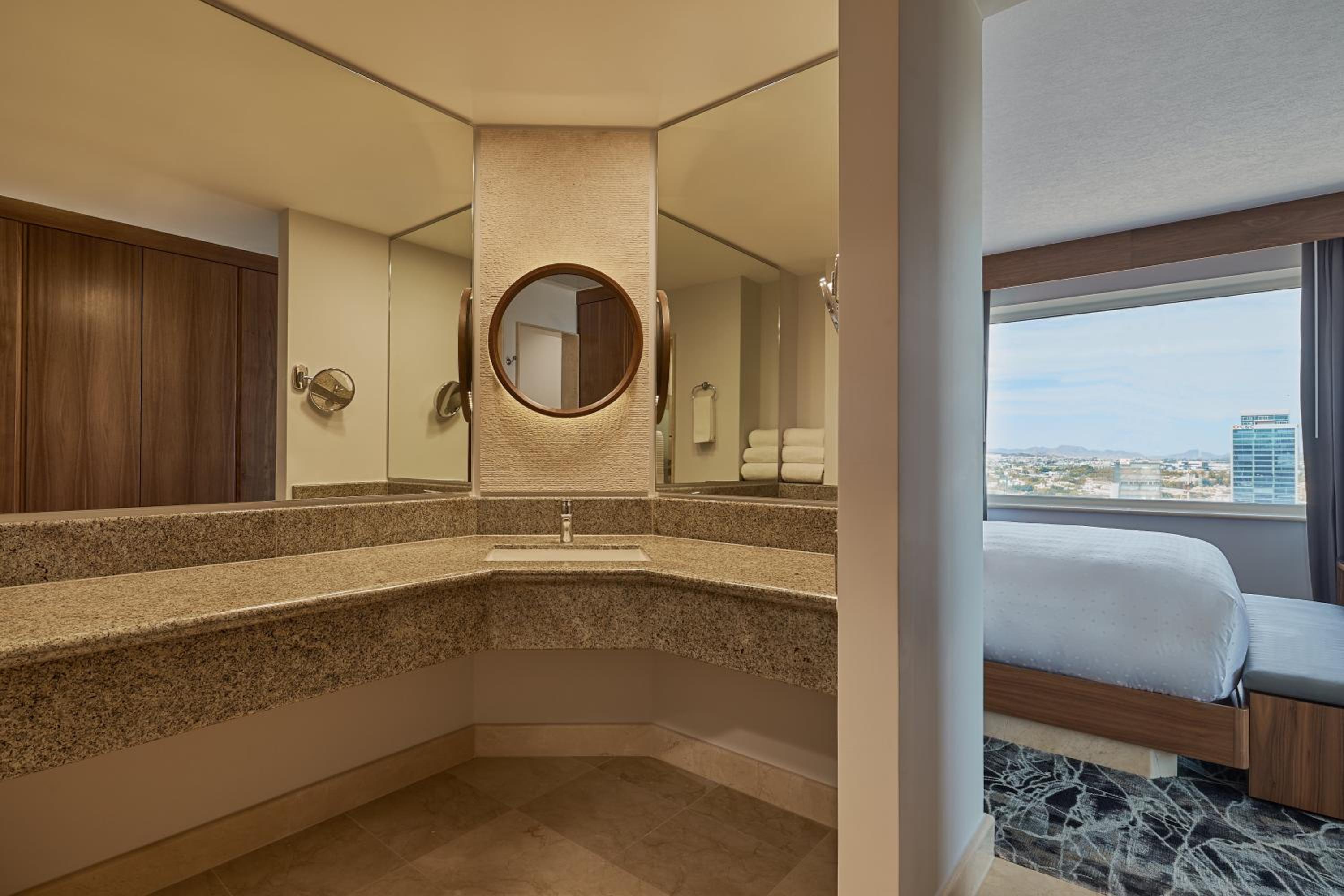 King Suite - Non-Smoking photo 2