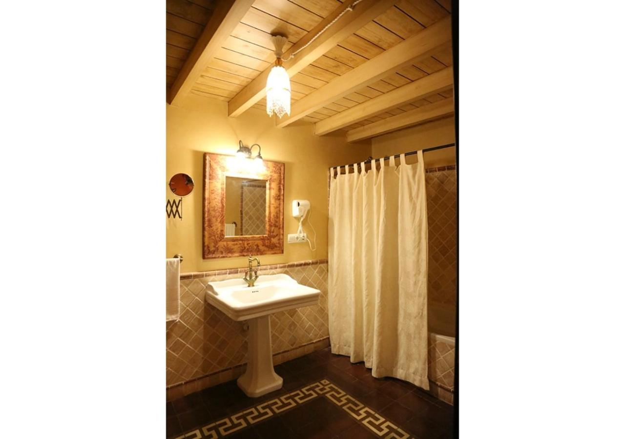 Deluxe Double Room with Bath - Photo 29