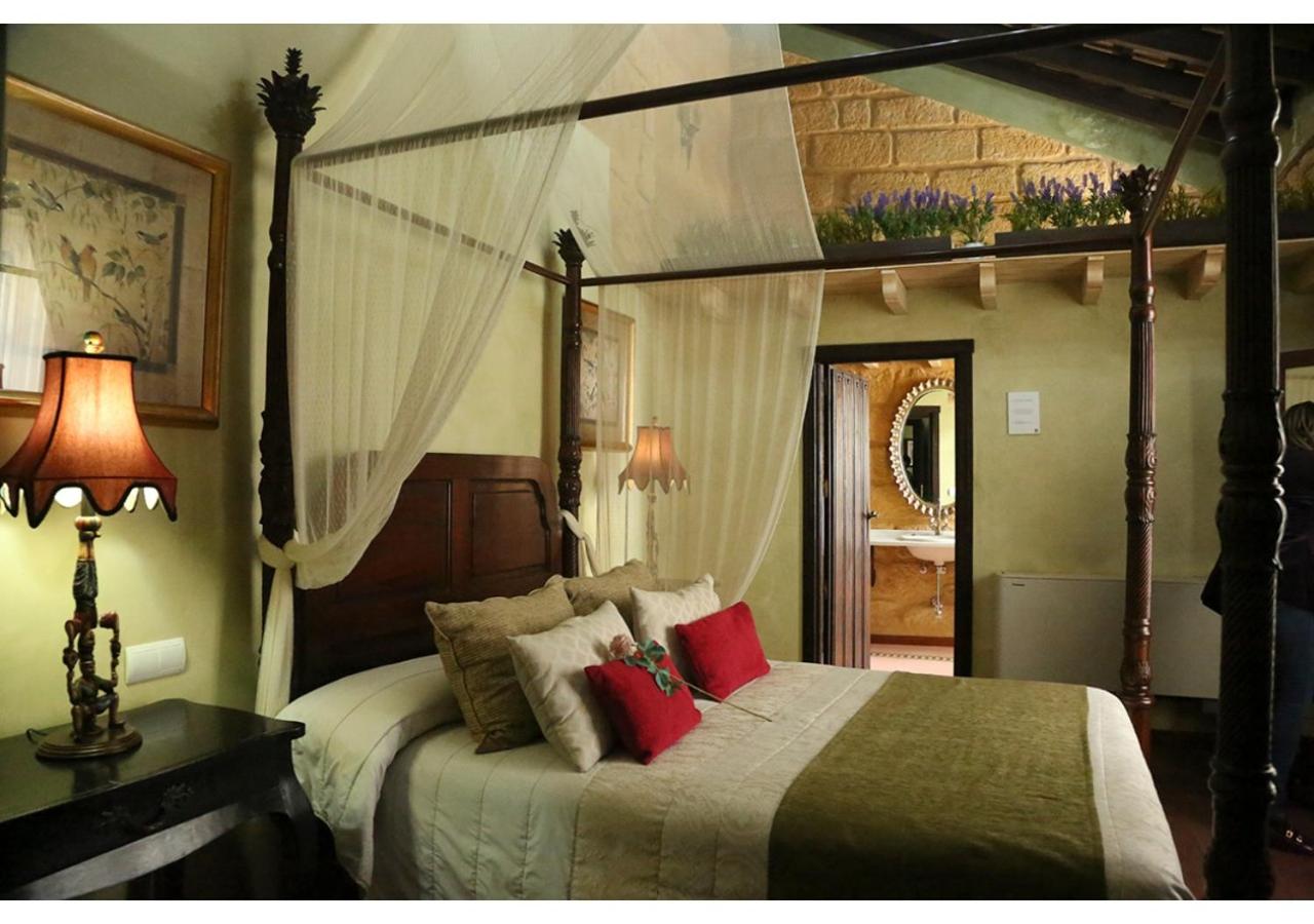 Deluxe Double Room with Bath - Photo 35