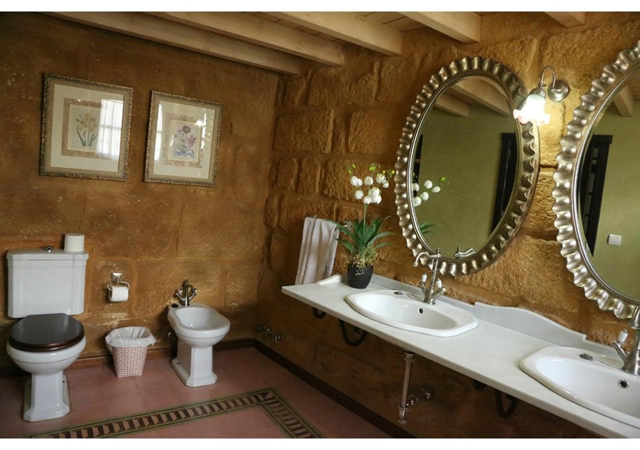 Deluxe Double Room with Bath - Photo 2