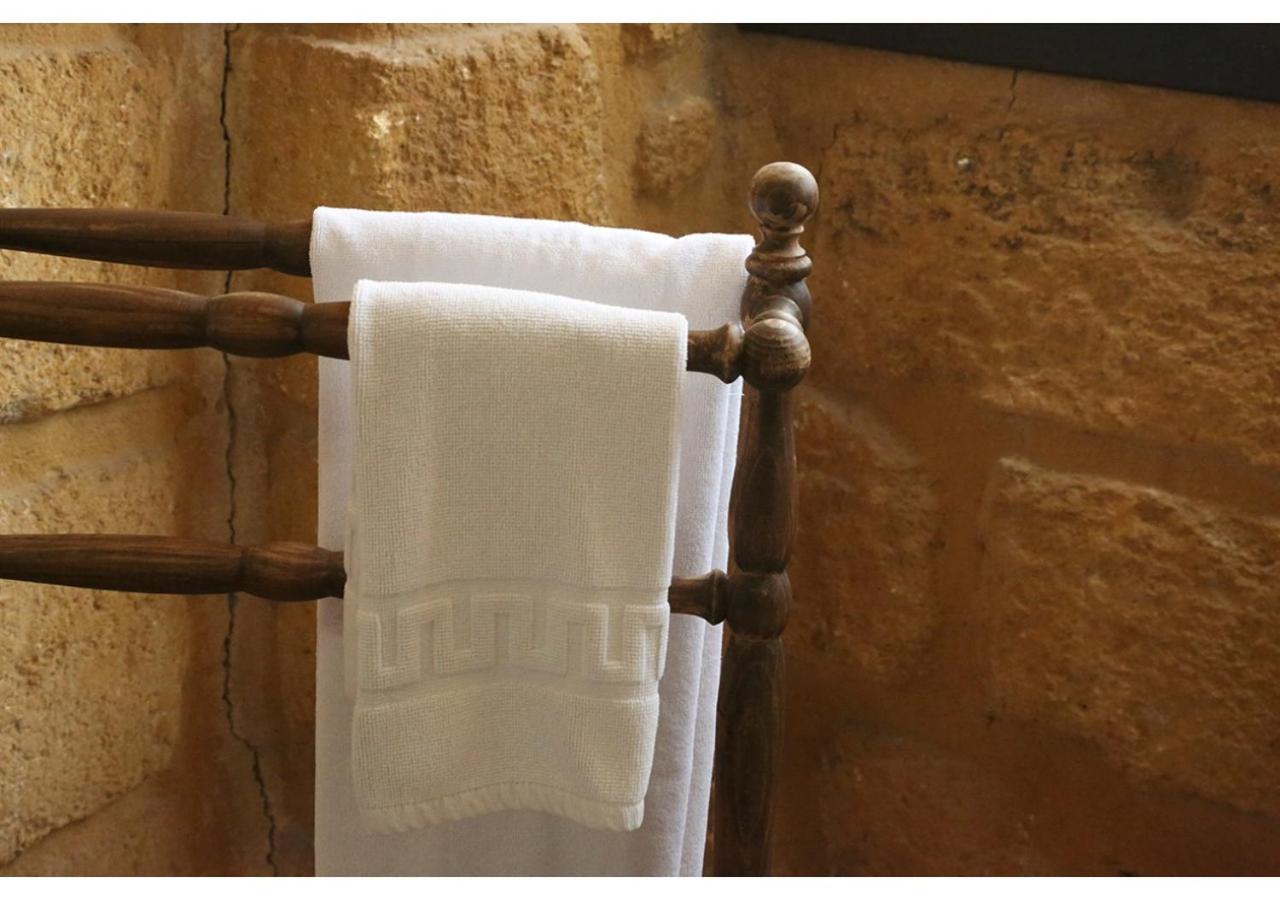 Deluxe Double Room with Bath - Photo 3