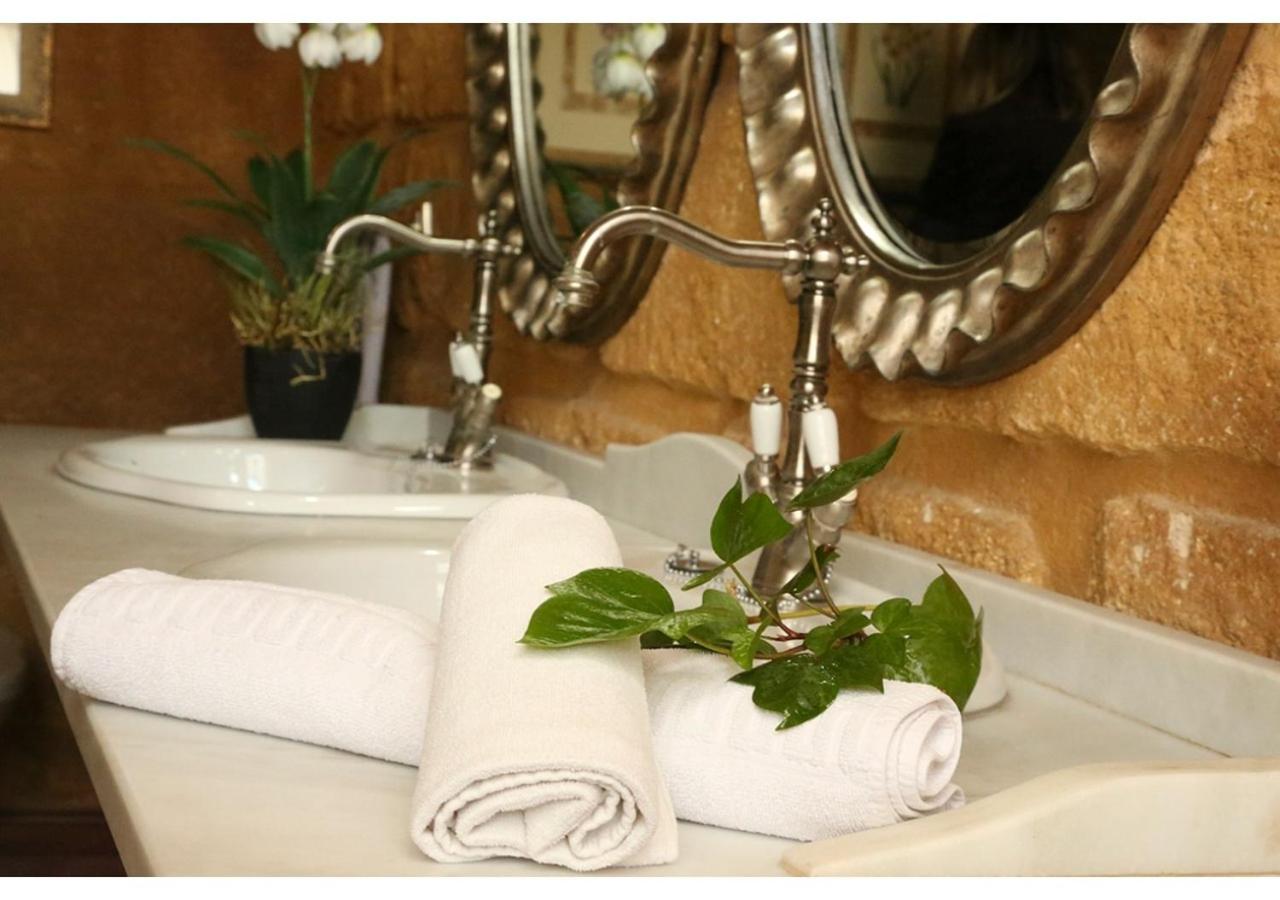 Deluxe Double Room with Bath - Photo 23